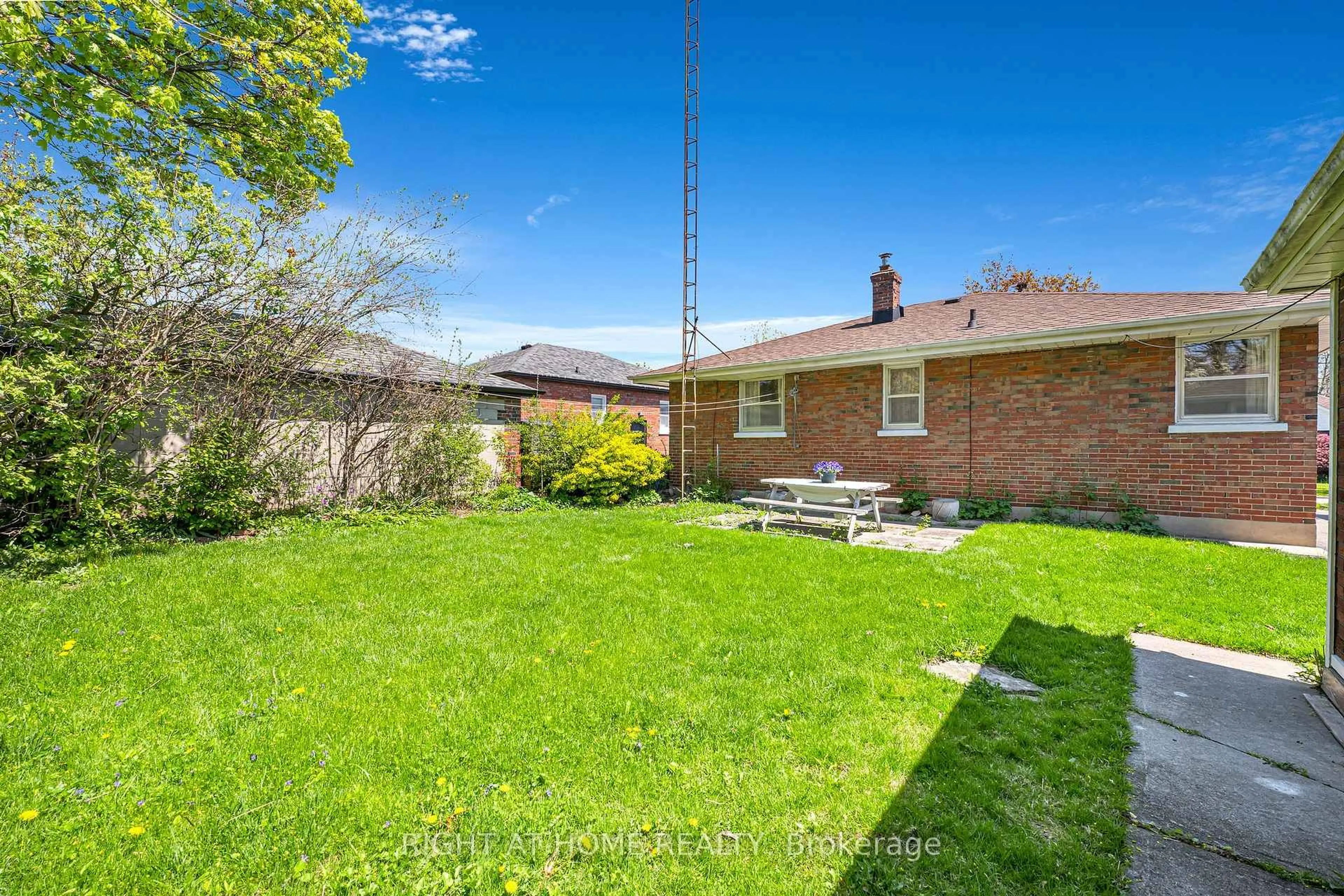 A pic from outside/outdoor area/front of a property/back of a property/a pic from drone, street for 154 Chadburn St, Oshawa Ontario L1H 5V4