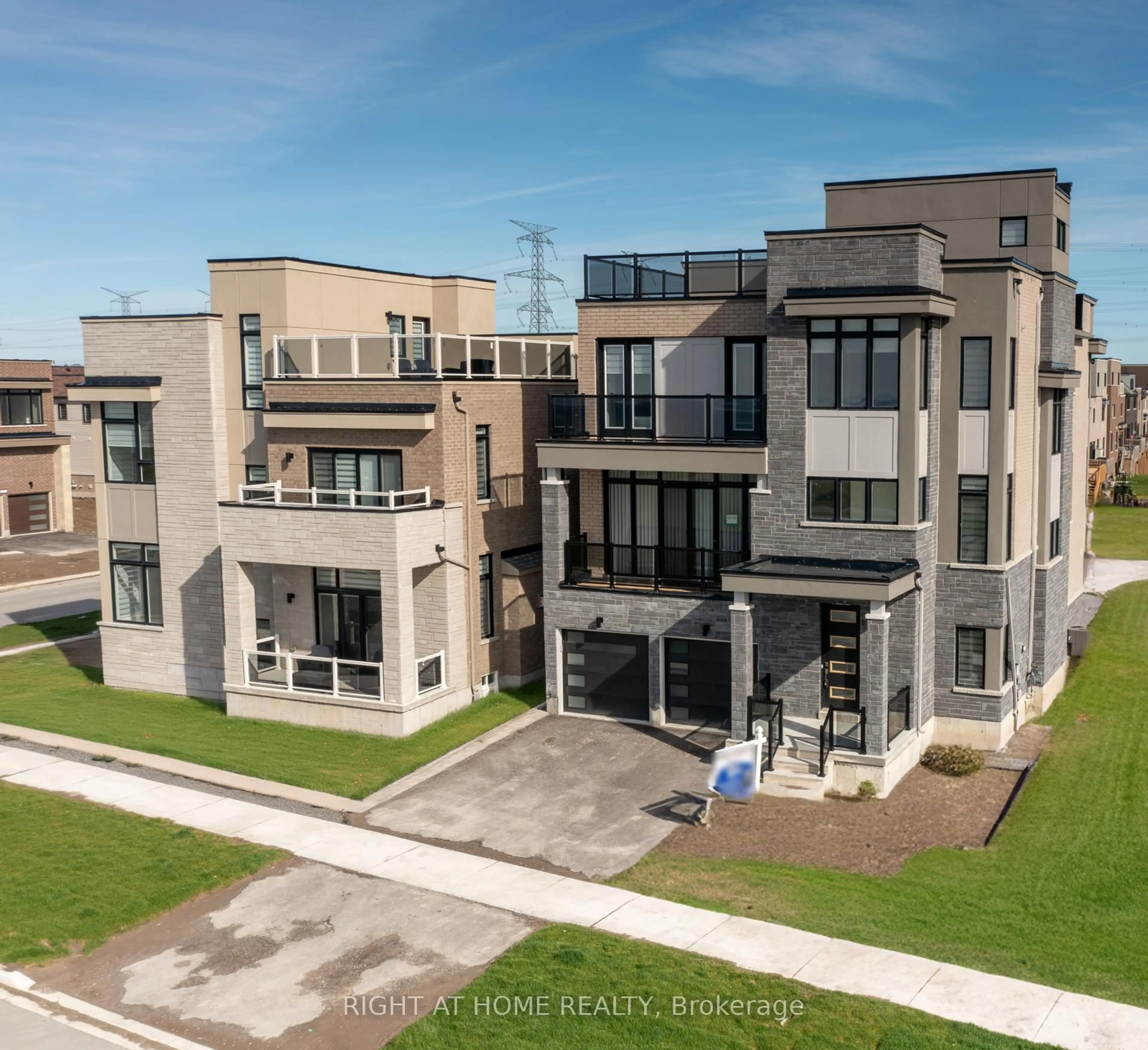 A pic from outside/outdoor area/front of a property/back of a property/a pic from drone, building for 275 Port Darlington Rd, Clarington Ontario L1C 4B1
