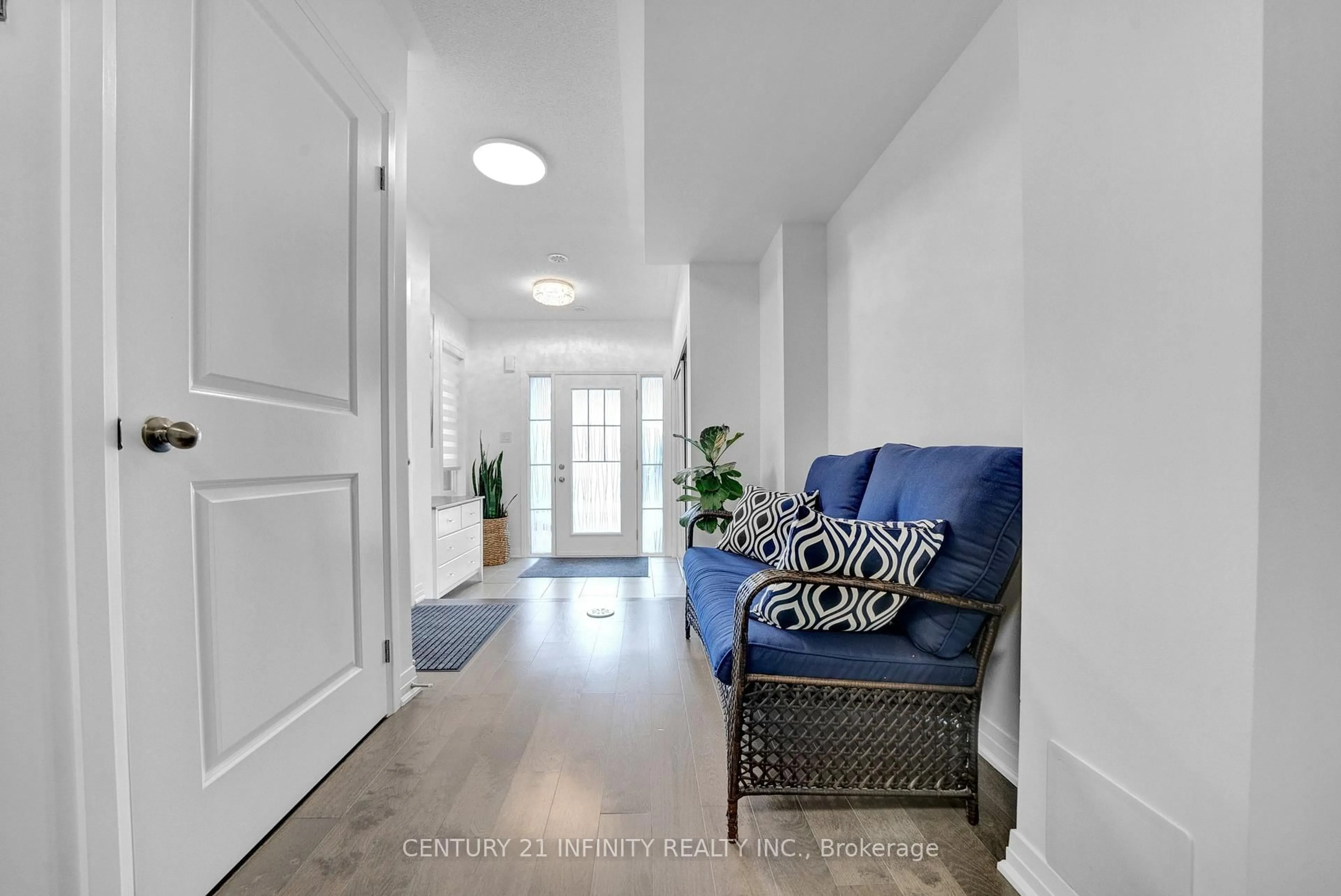 Indoor entryway for 30 King William Way, Clarington Ontario L1C 7E8