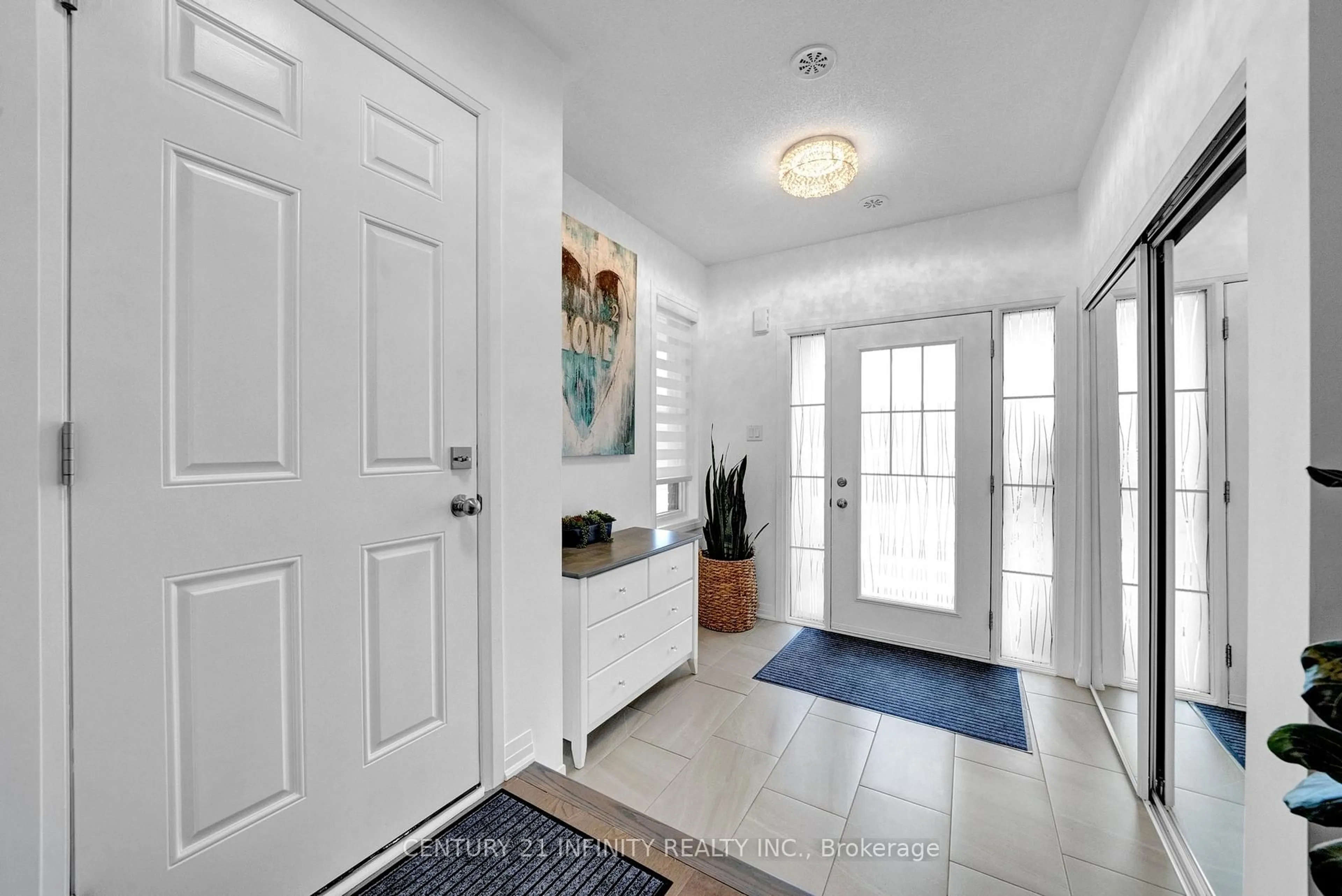 Indoor entryway for 30 King William Way, Clarington Ontario L1C 7E8