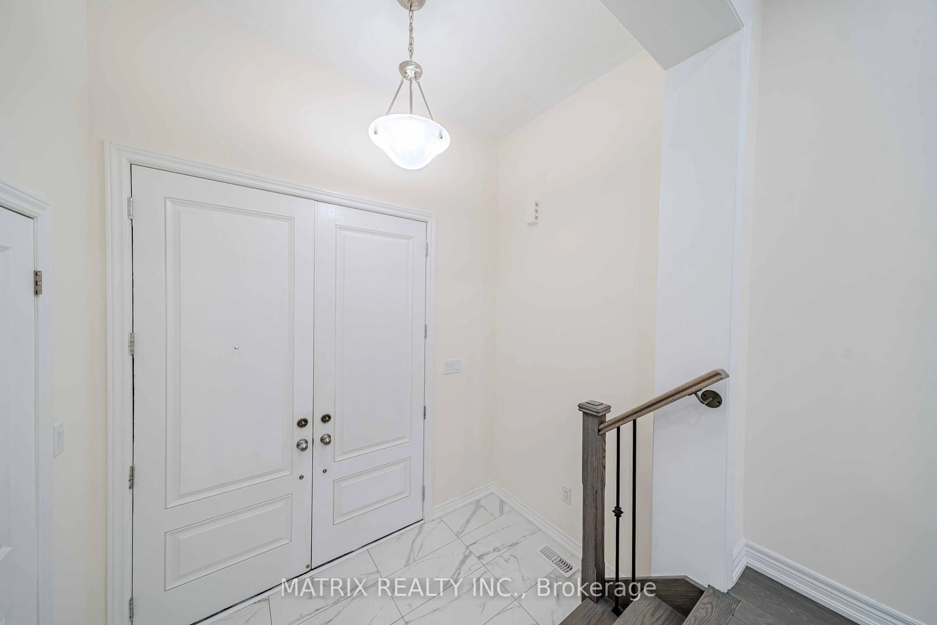 Indoor entryway for 1052 Skyridge Blvd, Pickering Ontario L1X 0G5