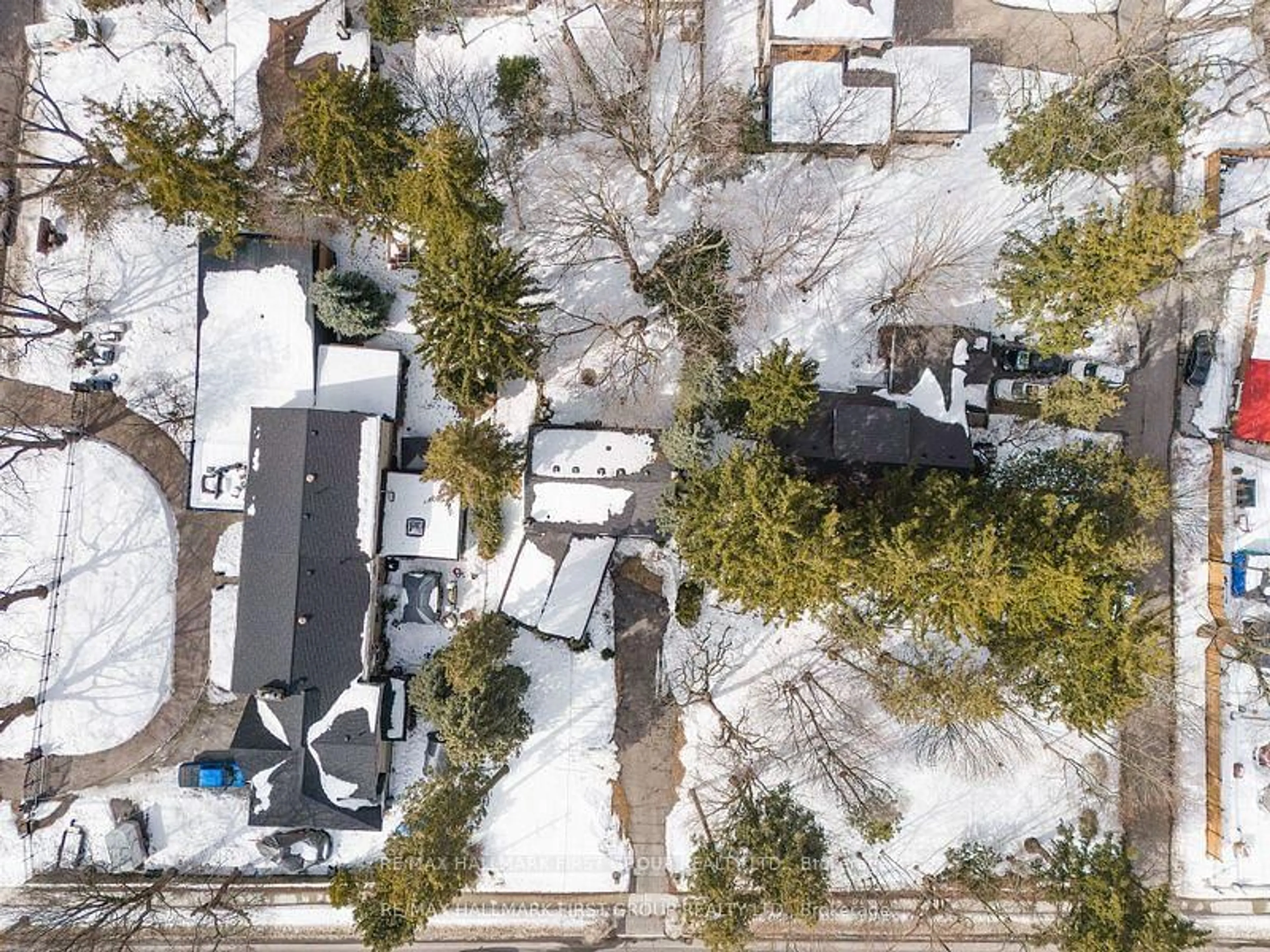 A pic from outside/outdoor area/front of a property/back of a property/a pic from drone, street for 6158 Kingston Rd, Toronto Ontario M1C 1K8