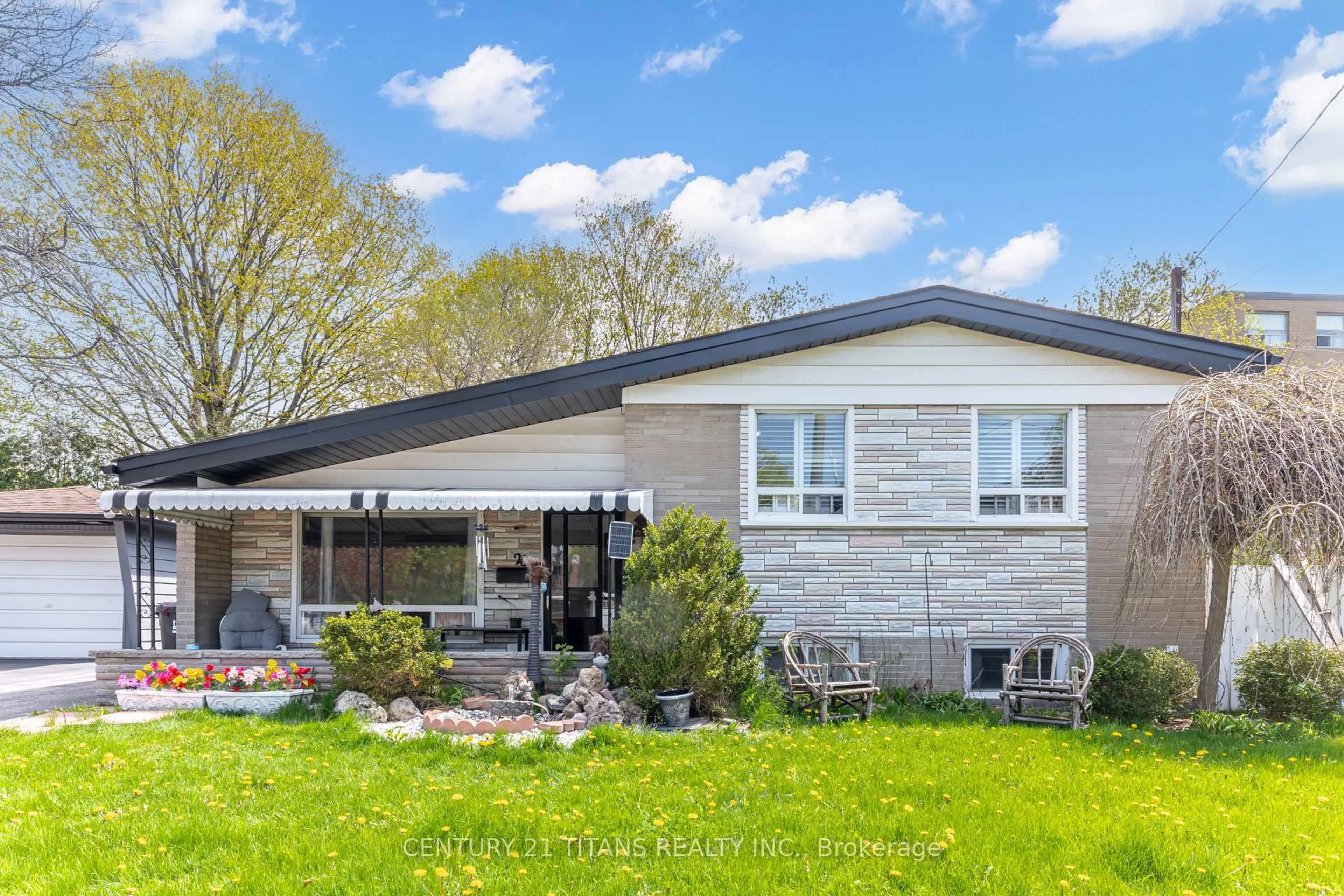 Home with vinyl exterior material, street for 20 Benadair Crt, Toronto Ontario M1H 1K5