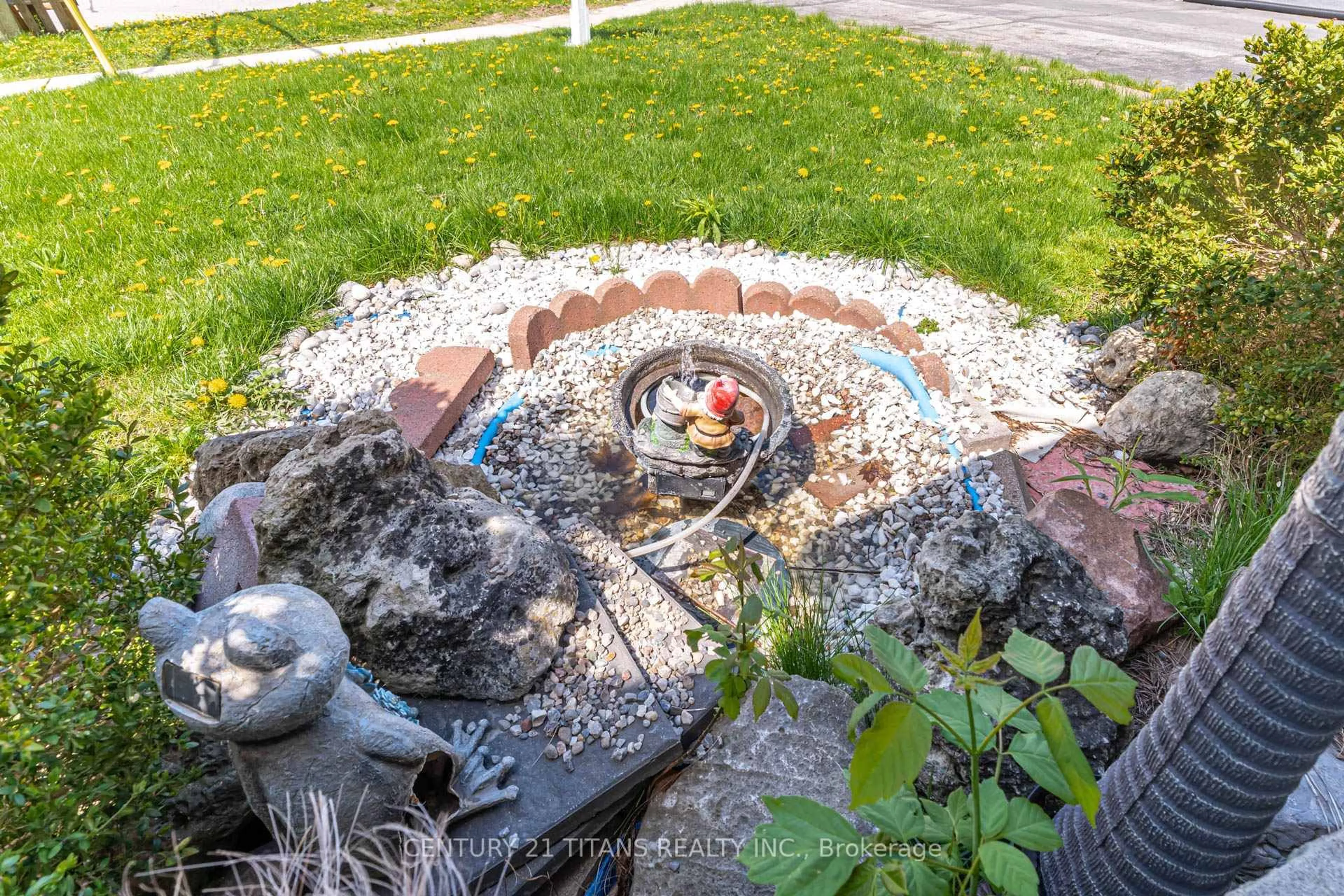 A pic from outside/outdoor area/front of a property/back of a property/a pic from drone, street for 20 Benadair Crt, Toronto Ontario M1H 1K5