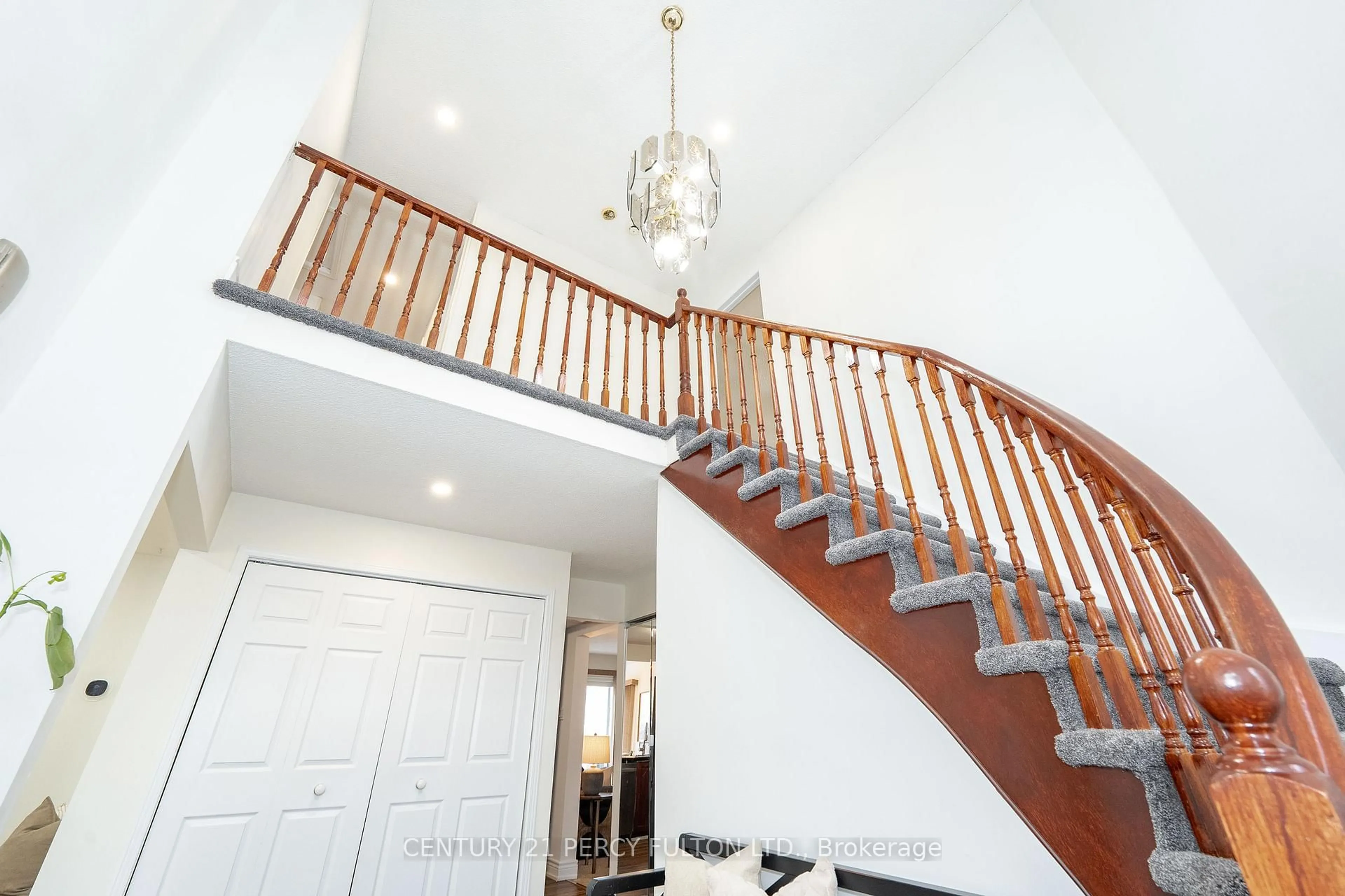 Indoor foyer for 101 Sawdon Dr, Whitby Ontario L1N 8A8