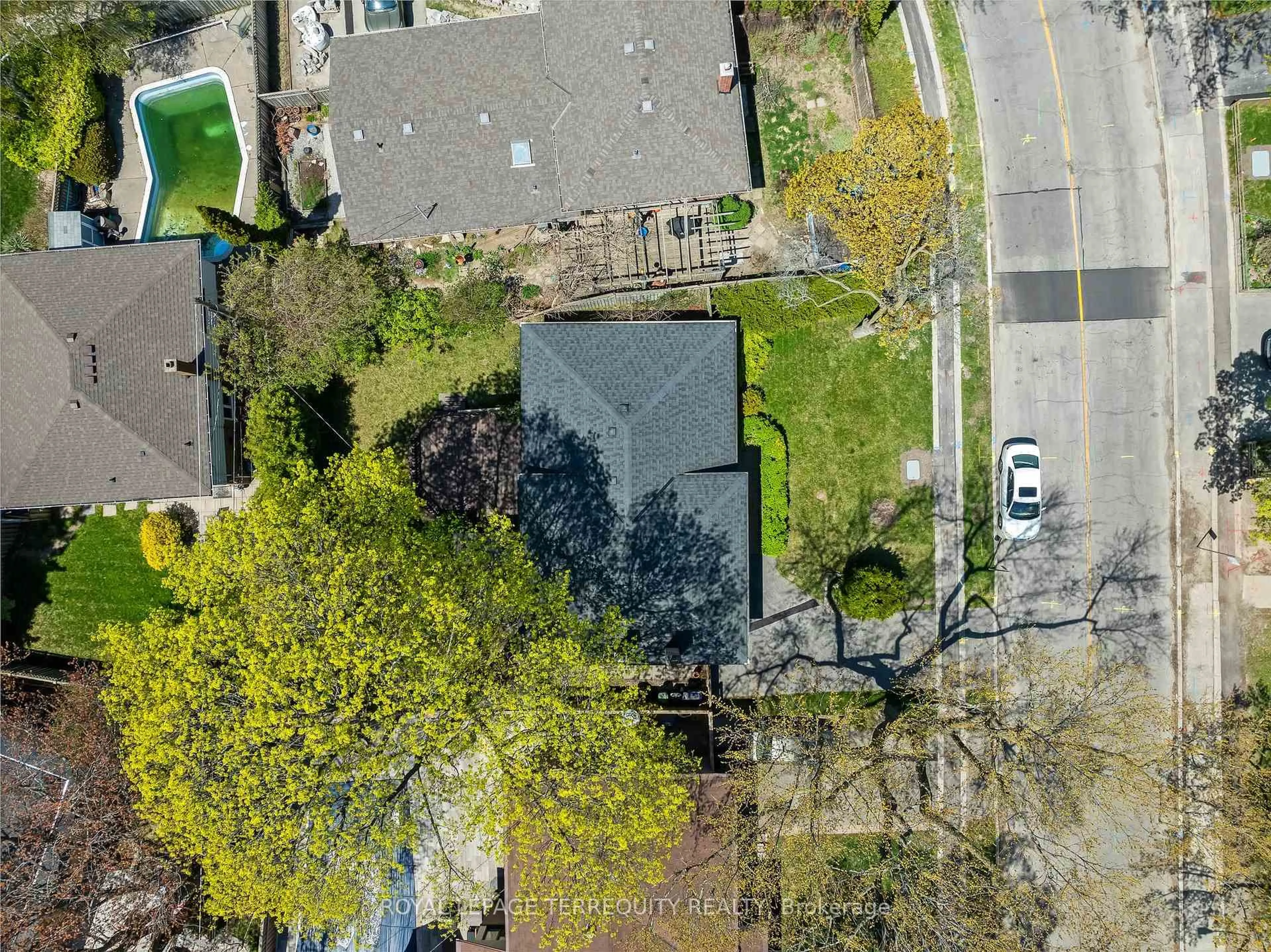 A pic from outside/outdoor area/front of a property/back of a property/a pic from drone, street for 52 Cathedral Bluffs Dr, Toronto Ontario M1M 2T9