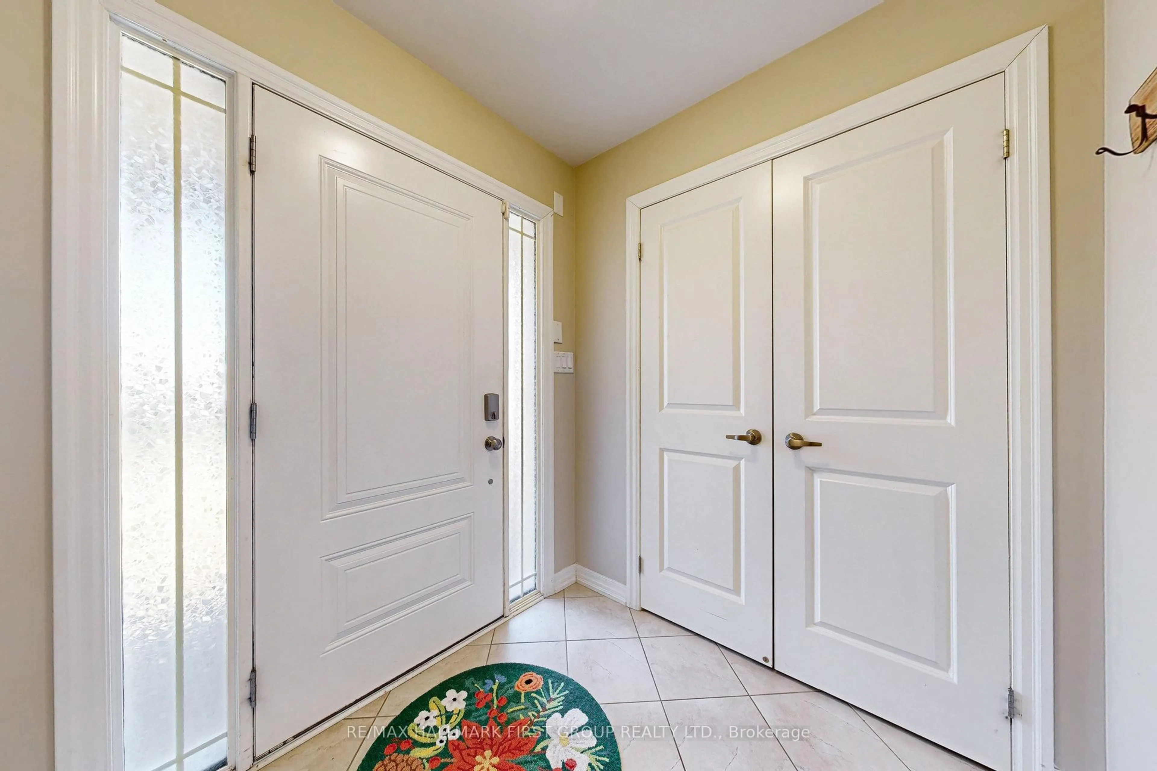 Indoor entryway for 1727 Silverstone Cres, Oshawa Ontario L1K 0V5