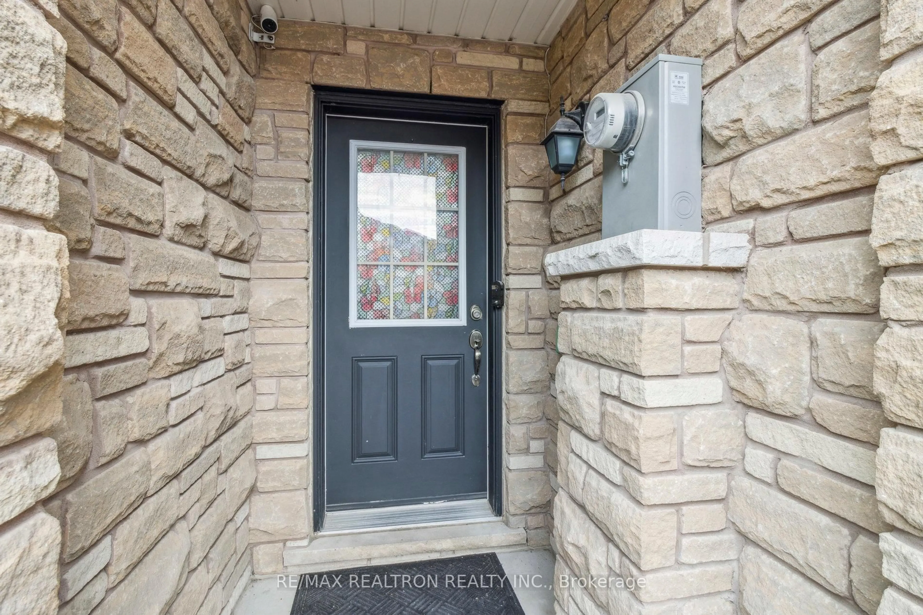 Indoor entryway for 33 Pidgeon St, Toronto Ontario M1L 3M3