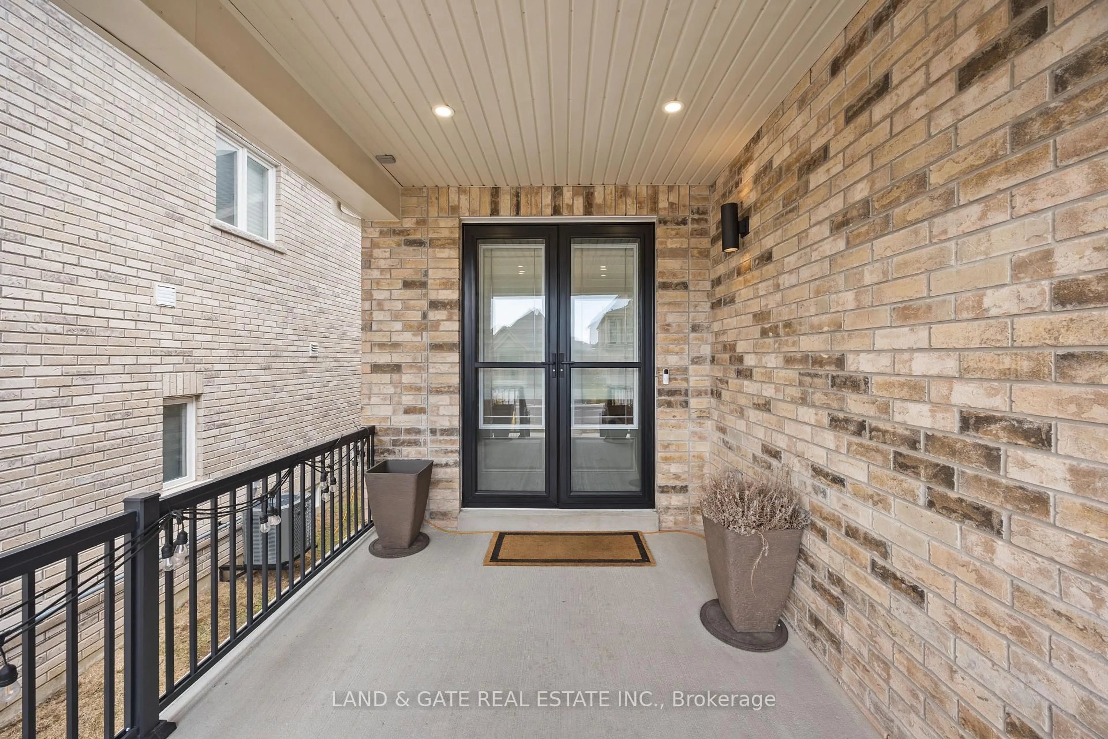 Indoor entryway for 559 Askew Crt, Oshawa Ontario L1H 0M3