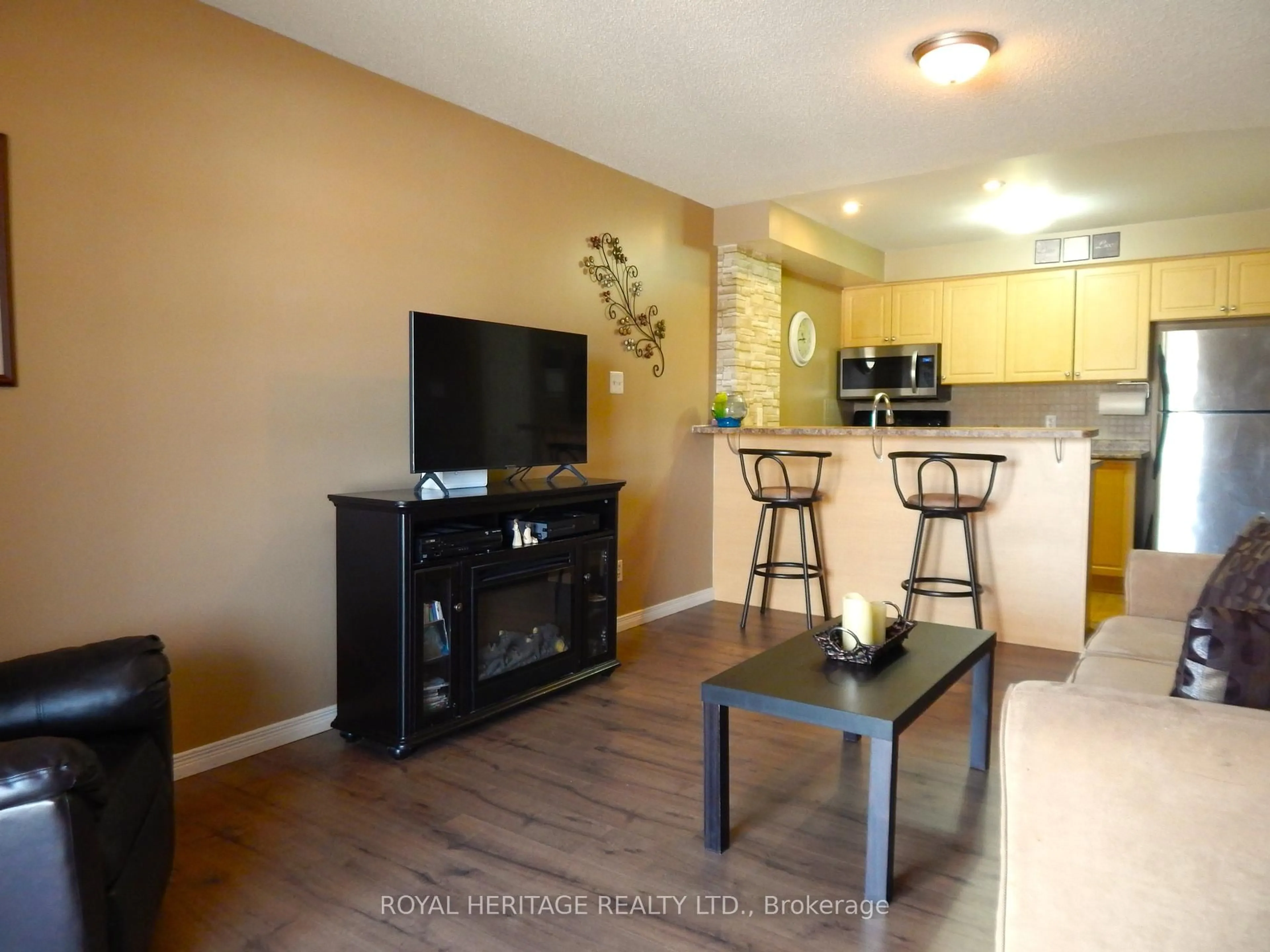 Living room with furniture, wood/laminate floor for 132 Aspen Springs Dr #307, Clarington Ontario L1C 0H1