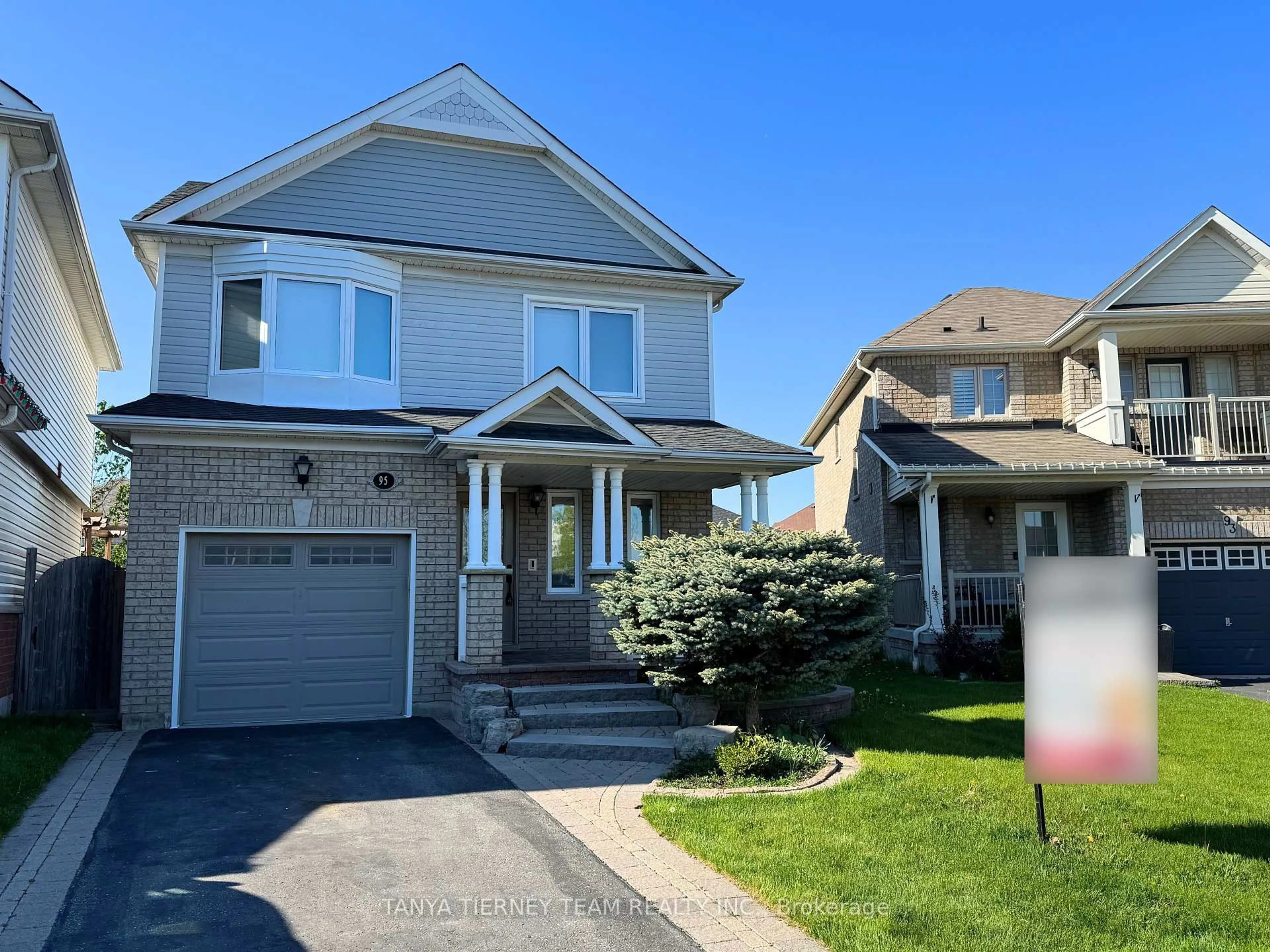 Home with vinyl exterior material, street for 95 Brownridge Pl, Whitby Ontario L1P 1W1