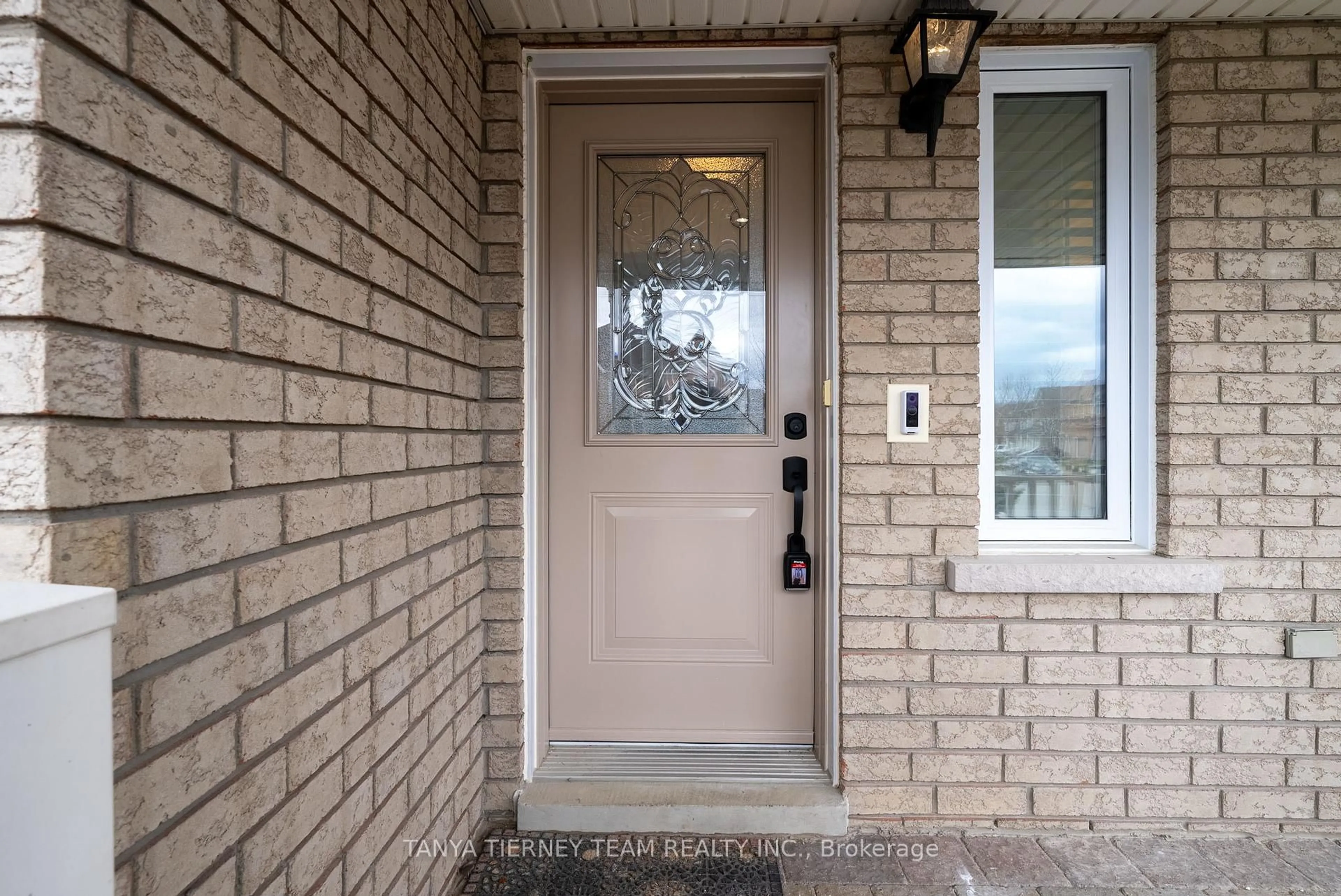 Indoor entryway for 95 Brownridge Pl, Whitby Ontario L1P 1W1