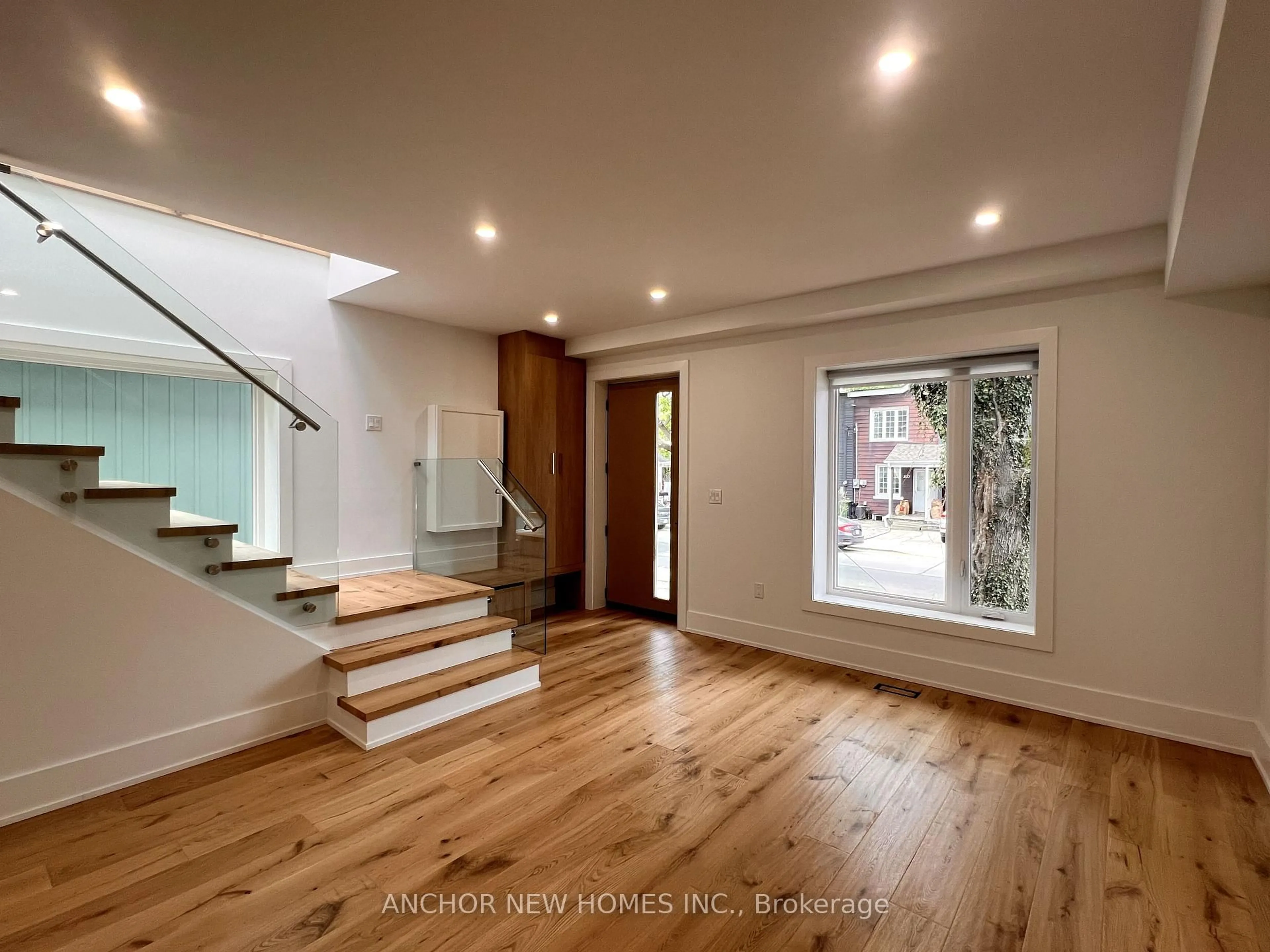 Indoor foyer for 834 Sammon Ave, Toronto Ontario M4C 2E8