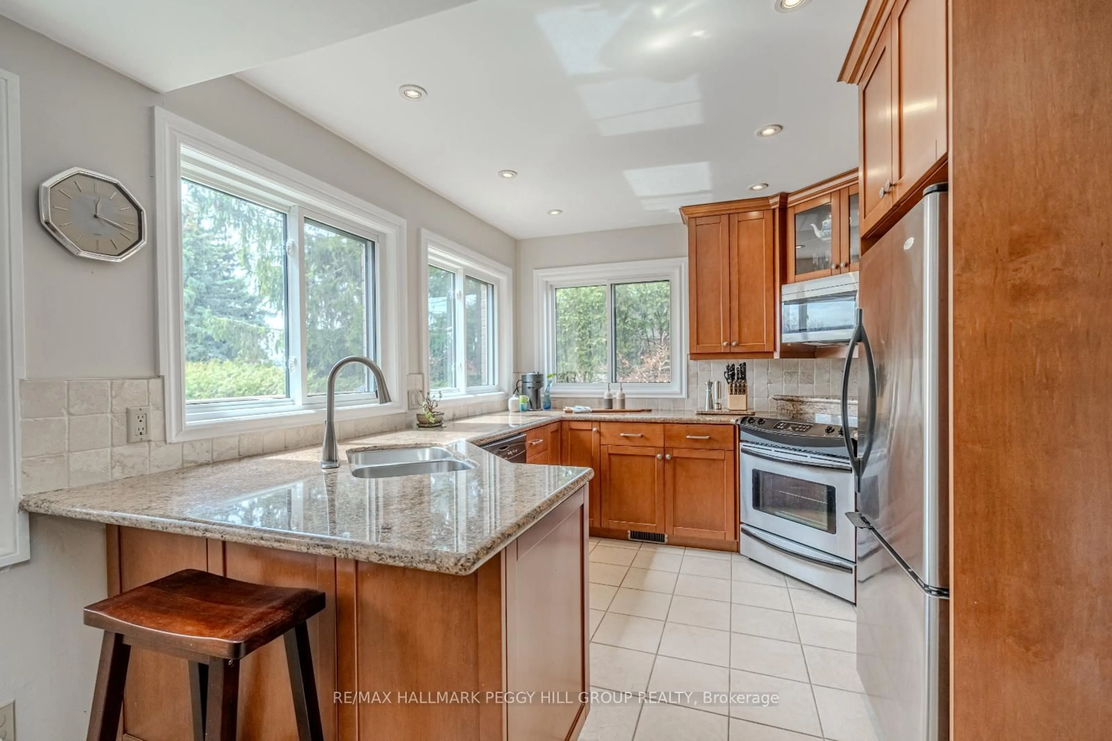 Open concept kitchen, ceramic/tile floor for 105 Broadview Ave, Whitby Ontario L1N 2G6