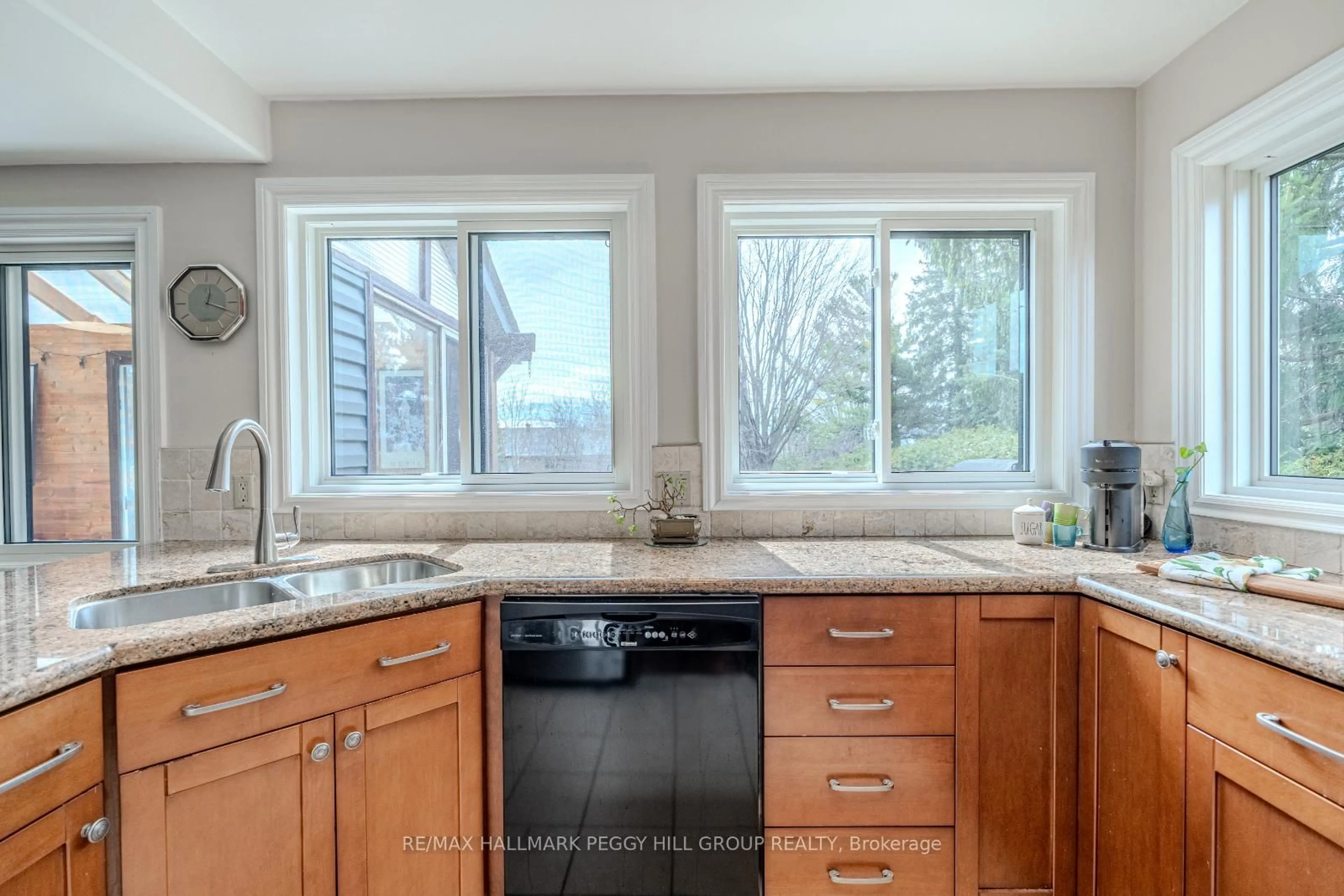 Open concept kitchen, ceramic/tile floor for 105 Broadview Ave, Whitby Ontario L1N 2G6