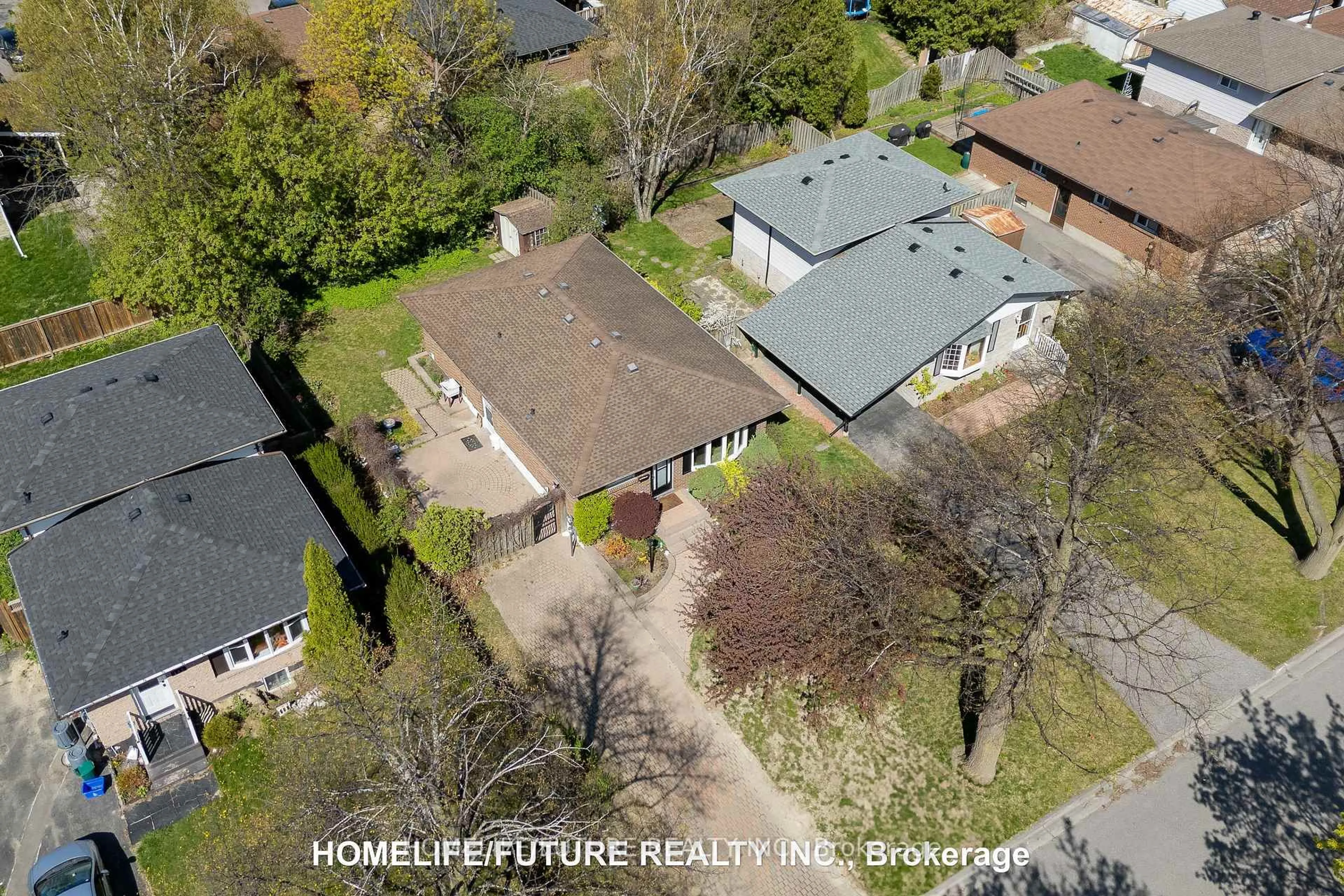A pic from outside/outdoor area/front of a property/back of a property/a pic from drone, street for 159 Claymore Cres, Oshawa Ontario L1G 6G3