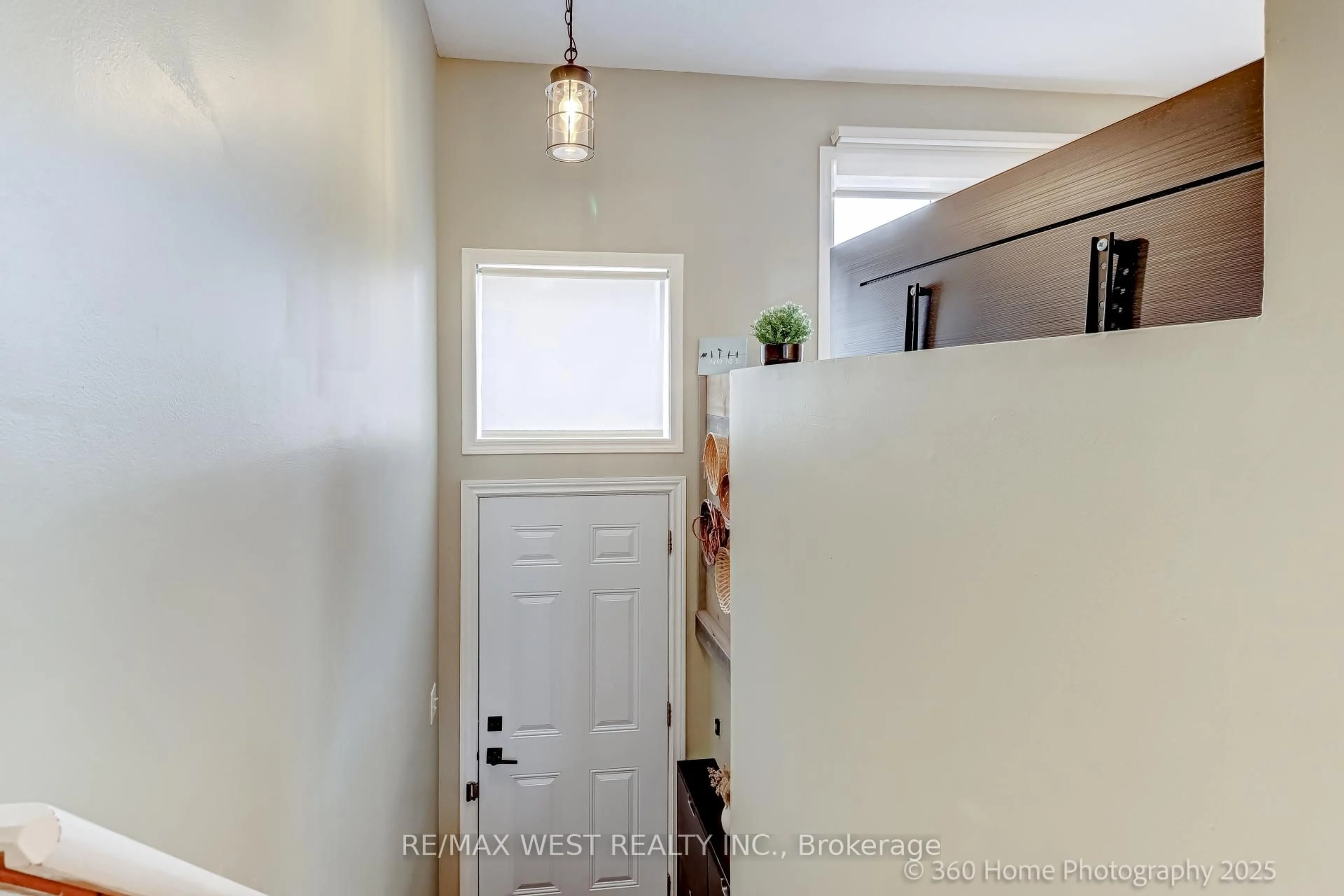 Indoor entryway for 1635 Pickering Pkwy #45, Pickering Ontario L1V 6W8