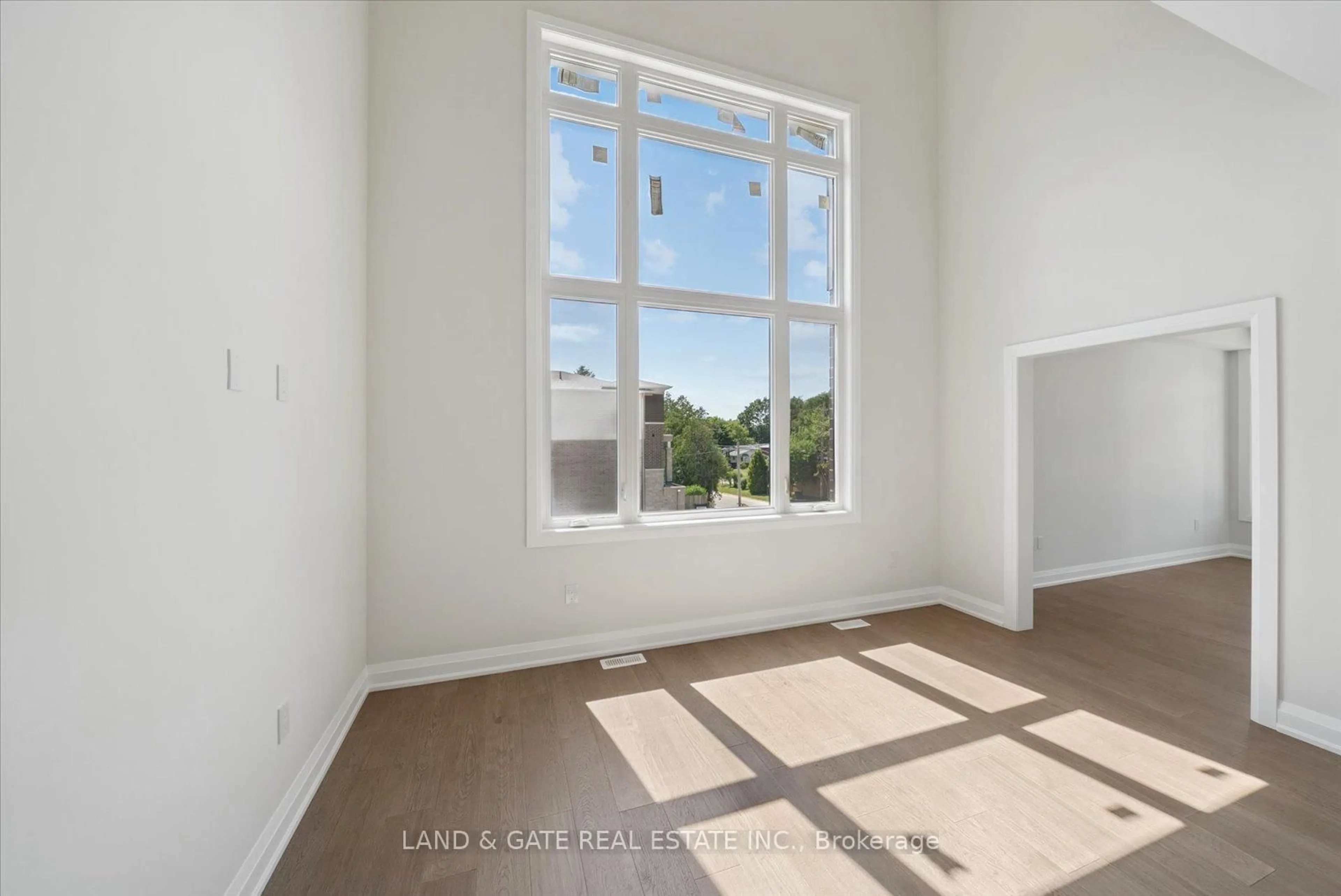 A pic of a room for 965 Queensdale Ave, Oshawa Ontario L1H 1H4