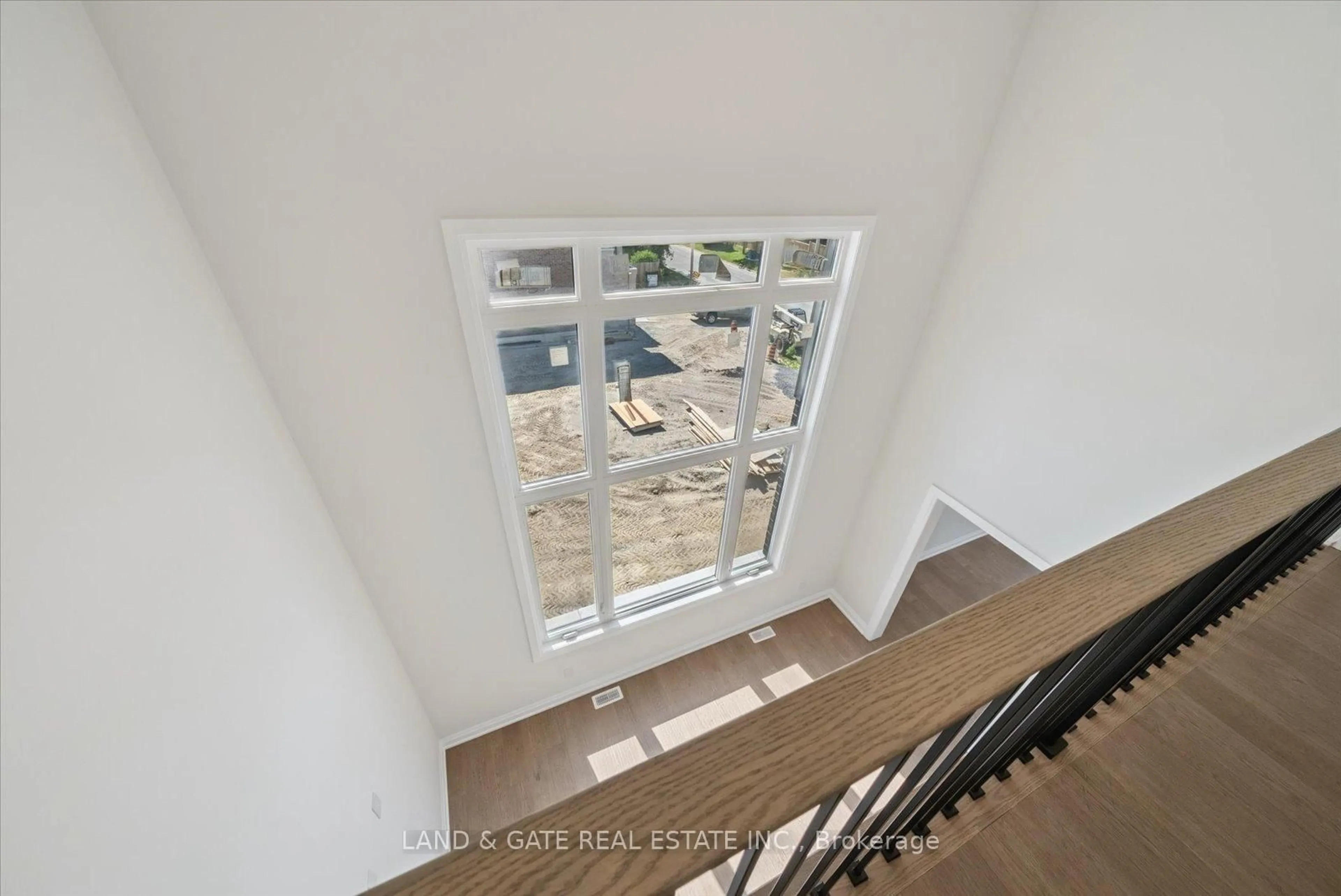 Indoor entryway for 965 Queensdale Ave, Oshawa Ontario L1H 1H4