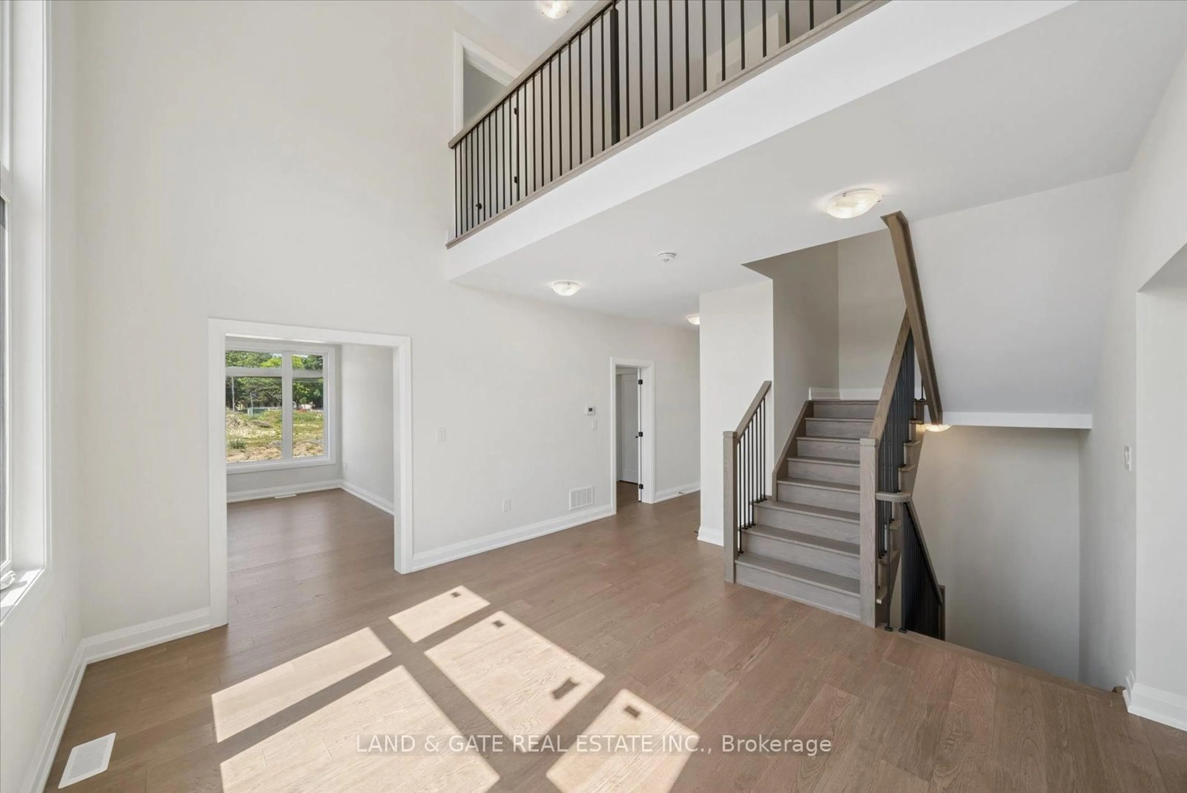 Indoor entryway for 965 Queensdale Ave, Oshawa Ontario L1H 1H4