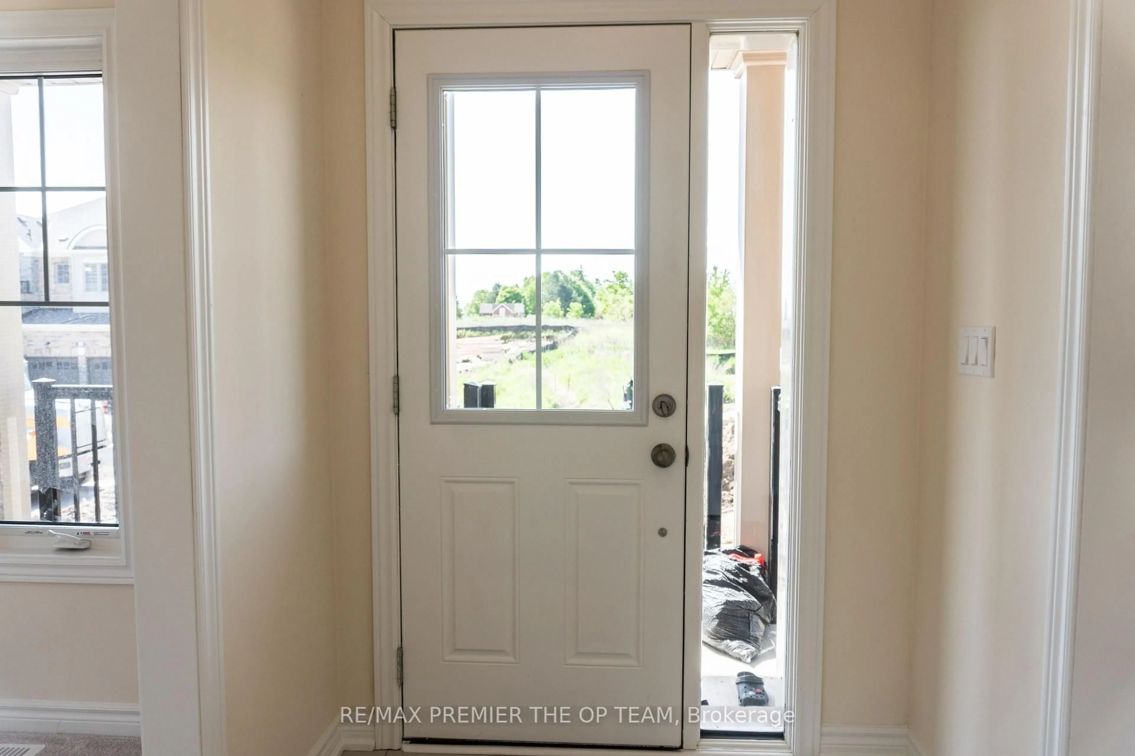Indoor entryway for 154 North Garden Blvd, Scugog Ontario L9L 0E1