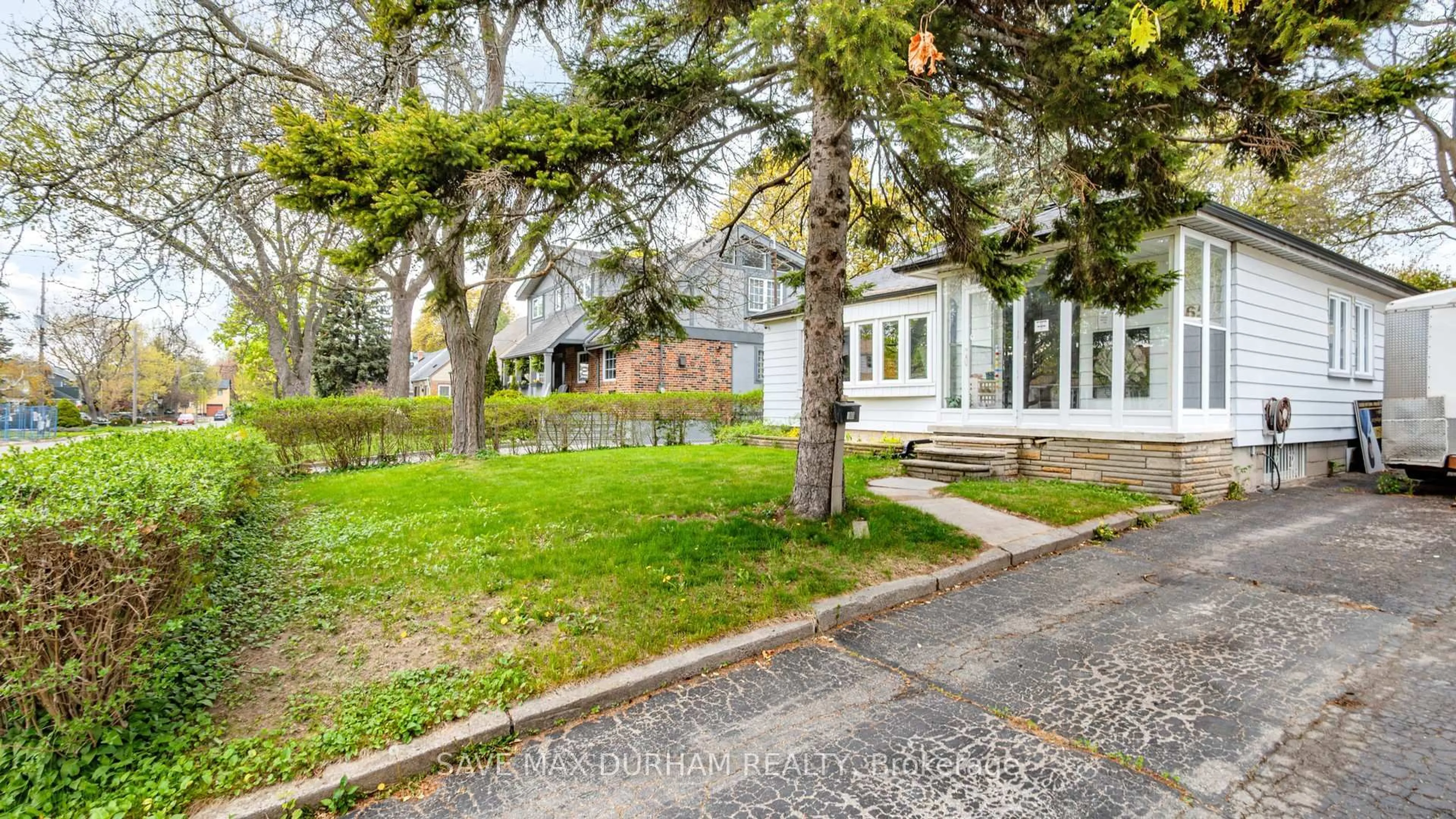 A pic from outside/outdoor area/front of a property/back of a property/a pic from drone, street for 165 Harewood Ave, Toronto Ontario M1M 2S1