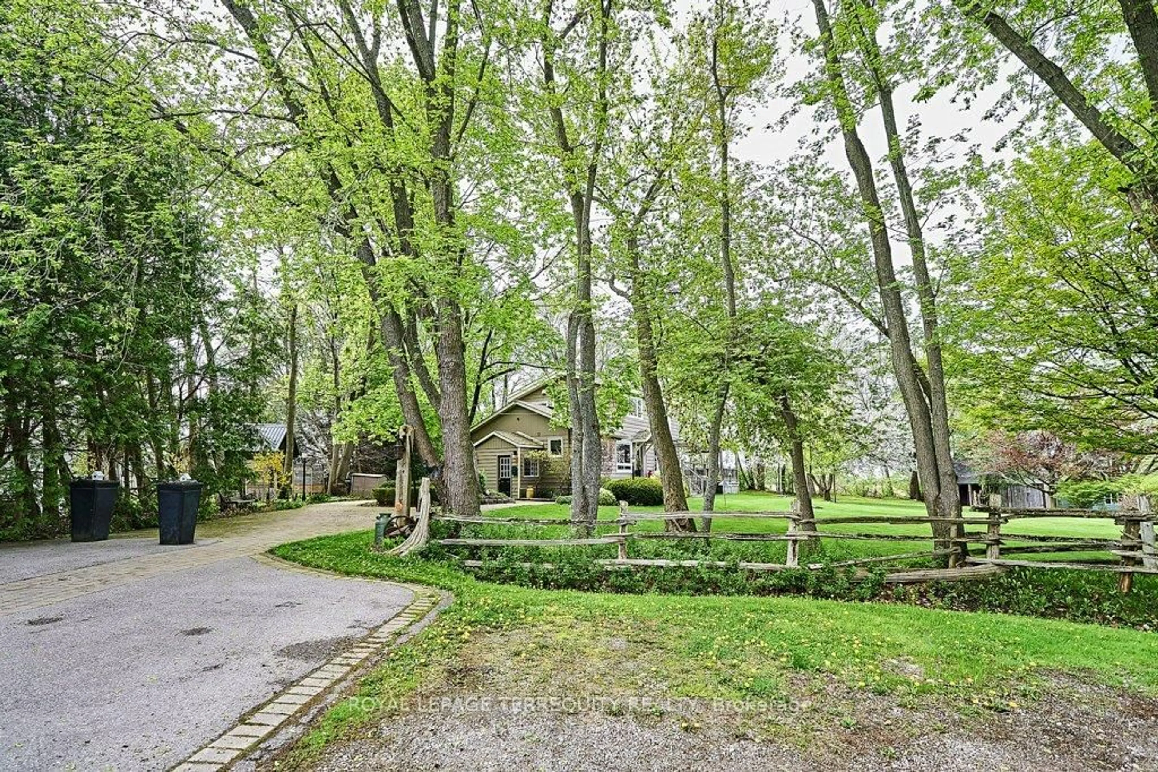 Patio, street for 2480 Greenridge Dr, Pickering Ontario L1X 0J5