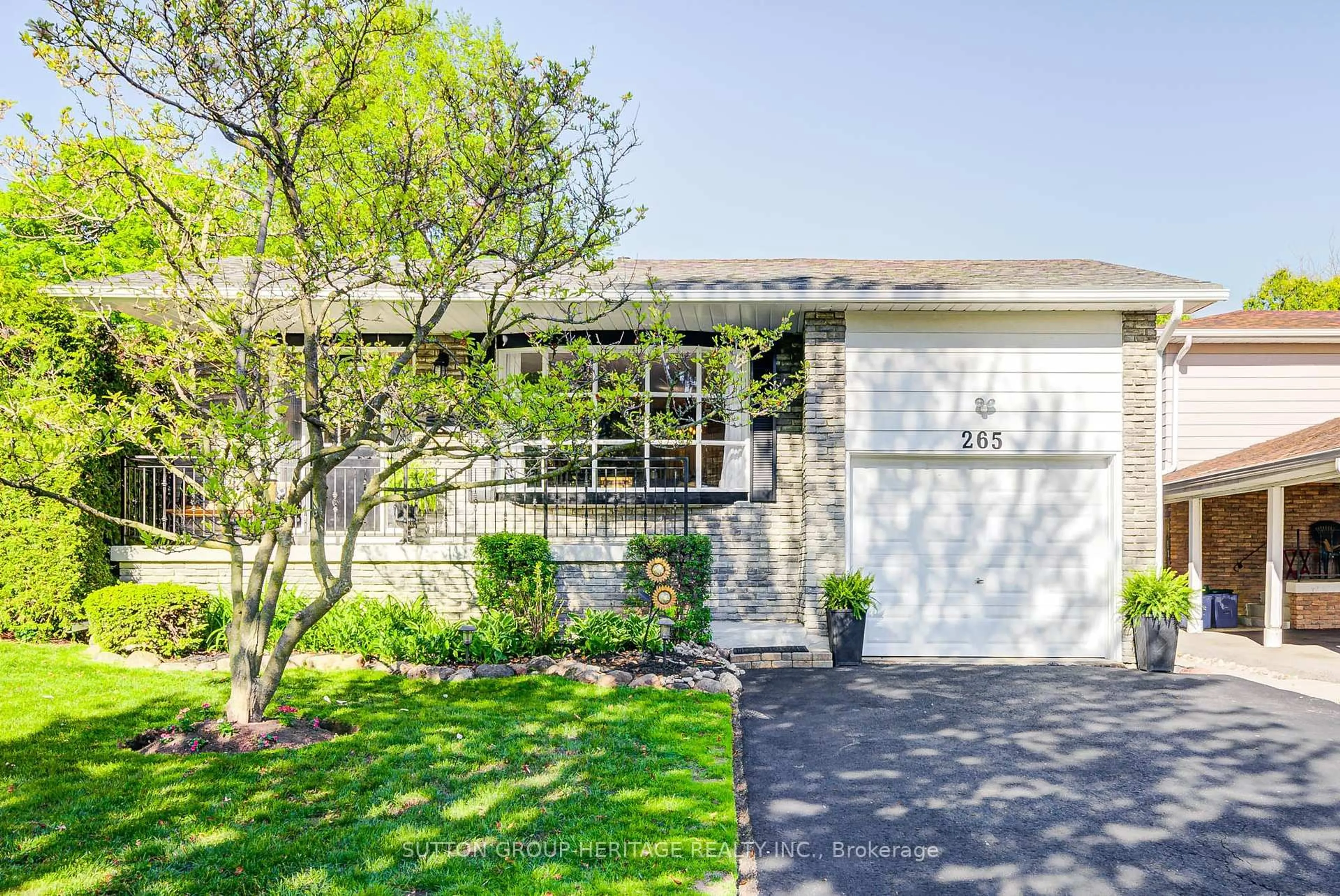 Home with vinyl exterior material, street for 265 Viewmount St, Oshawa Ontario L1H 7C2