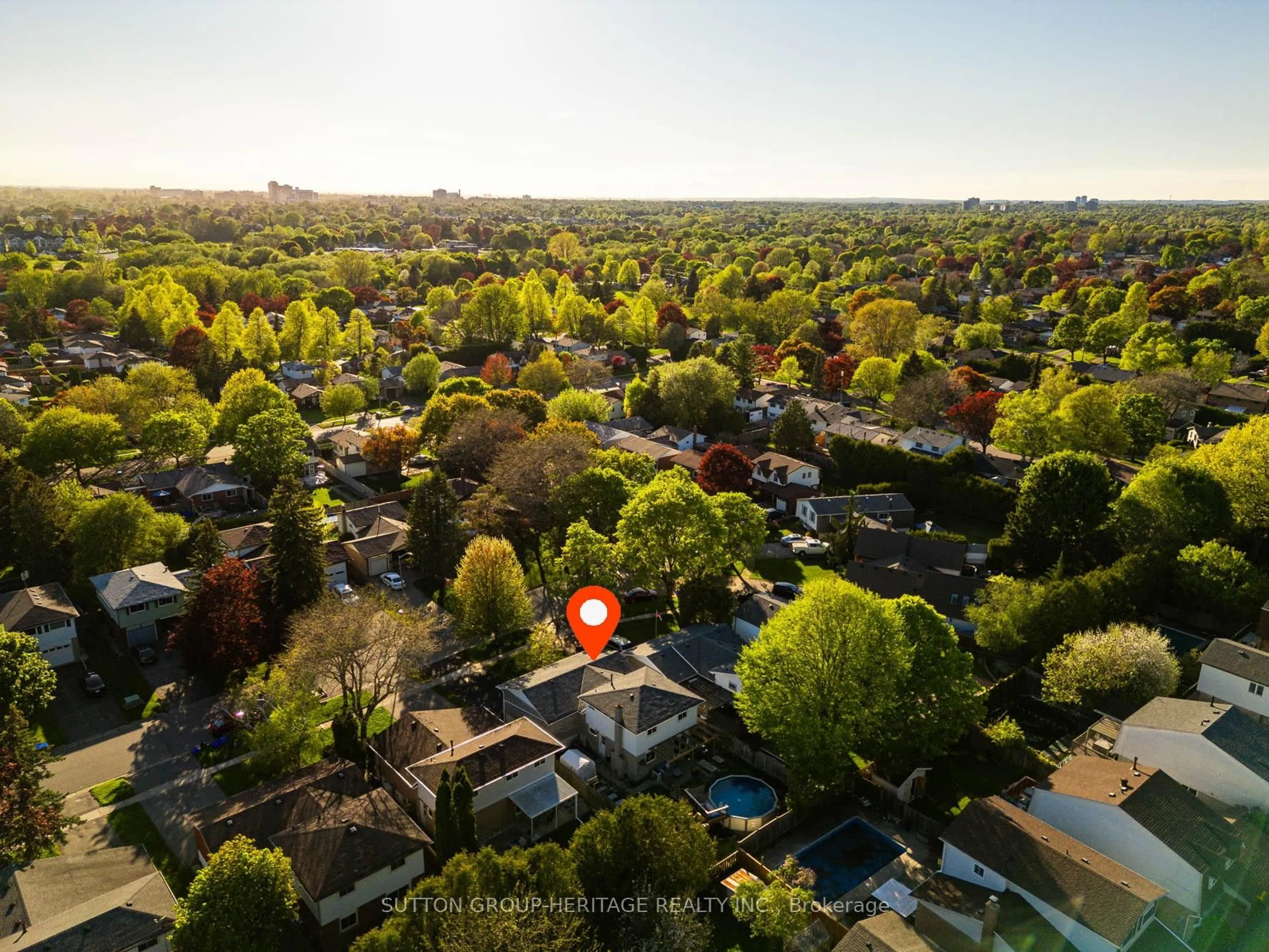A pic from outside/outdoor area/front of a property/back of a property/a pic from drone, unknown for 265 Viewmount St, Oshawa Ontario L1H 7C2