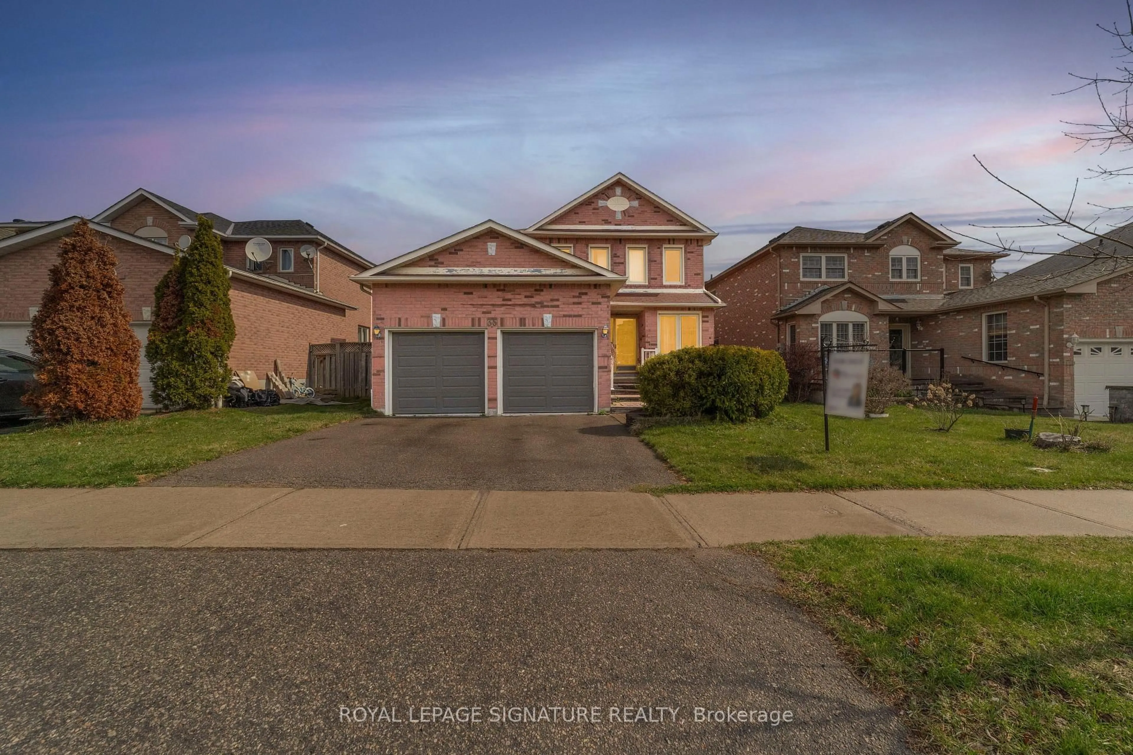 A pic from outside/outdoor area/front of a property/back of a property/a pic from drone, street for 35 Valleywood Dr, Whitby Ontario L1R 2J6