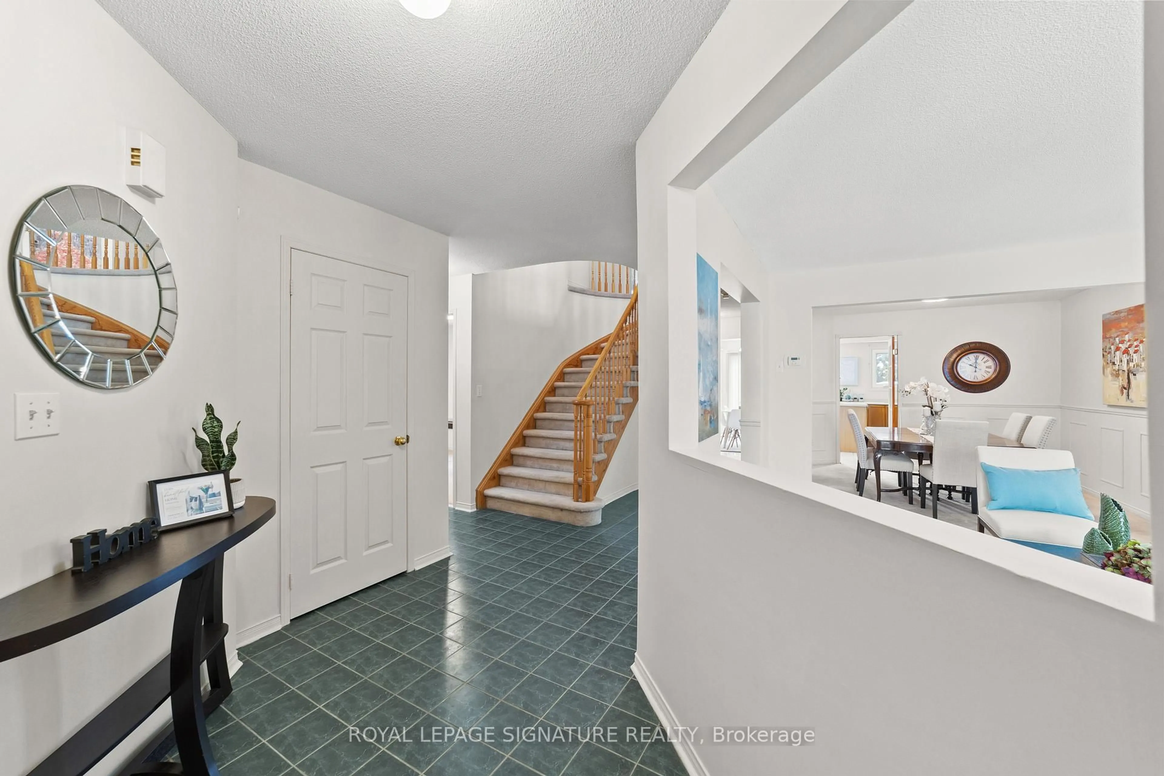 Indoor entryway for 35 Valleywood Dr, Whitby Ontario L1R 2J6