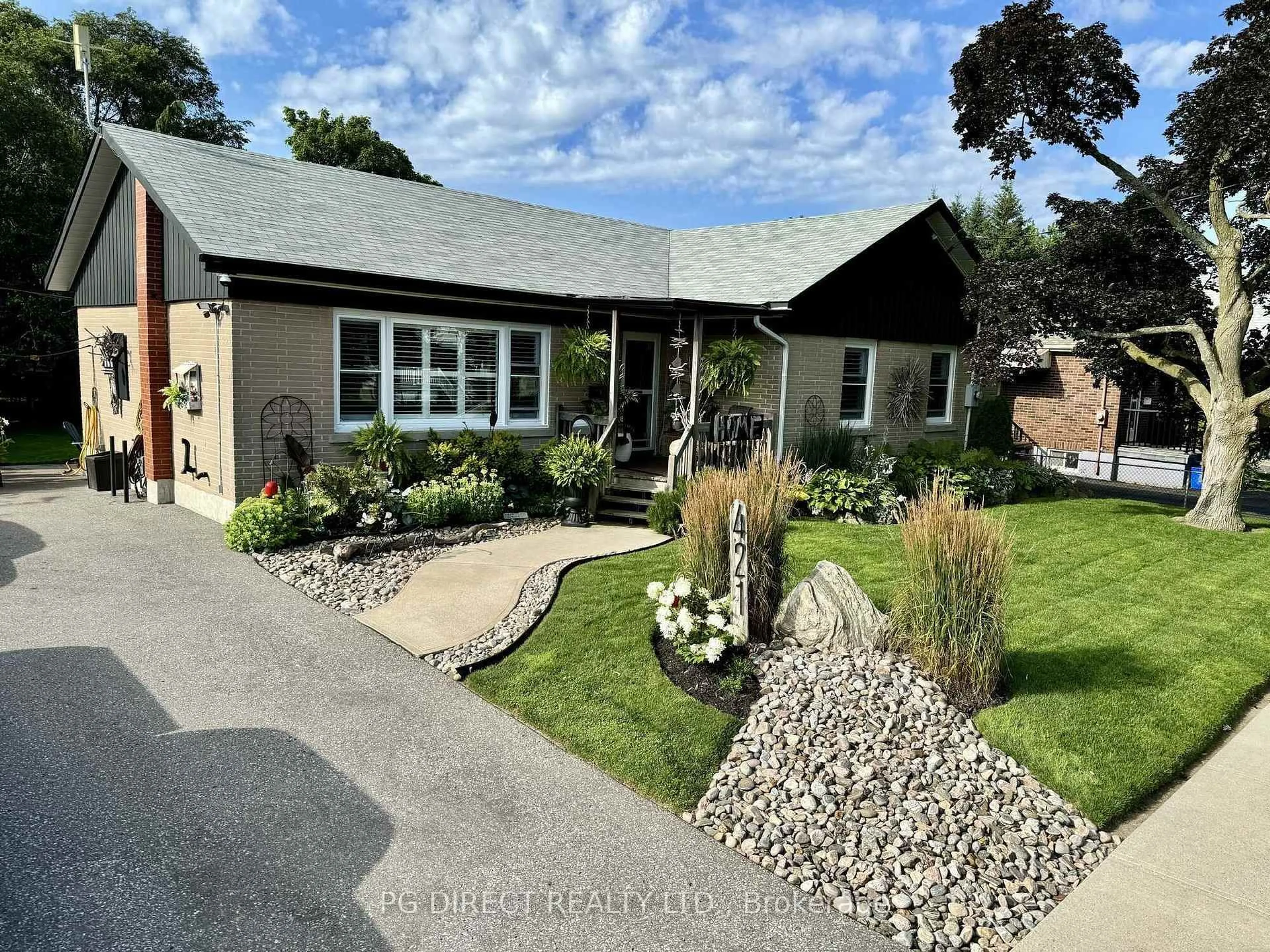 A pic from outside/outdoor area/front of a property/back of a property/a pic from drone, street for 421 Ridgeway Ave, Oshawa Ontario L1J 2V8