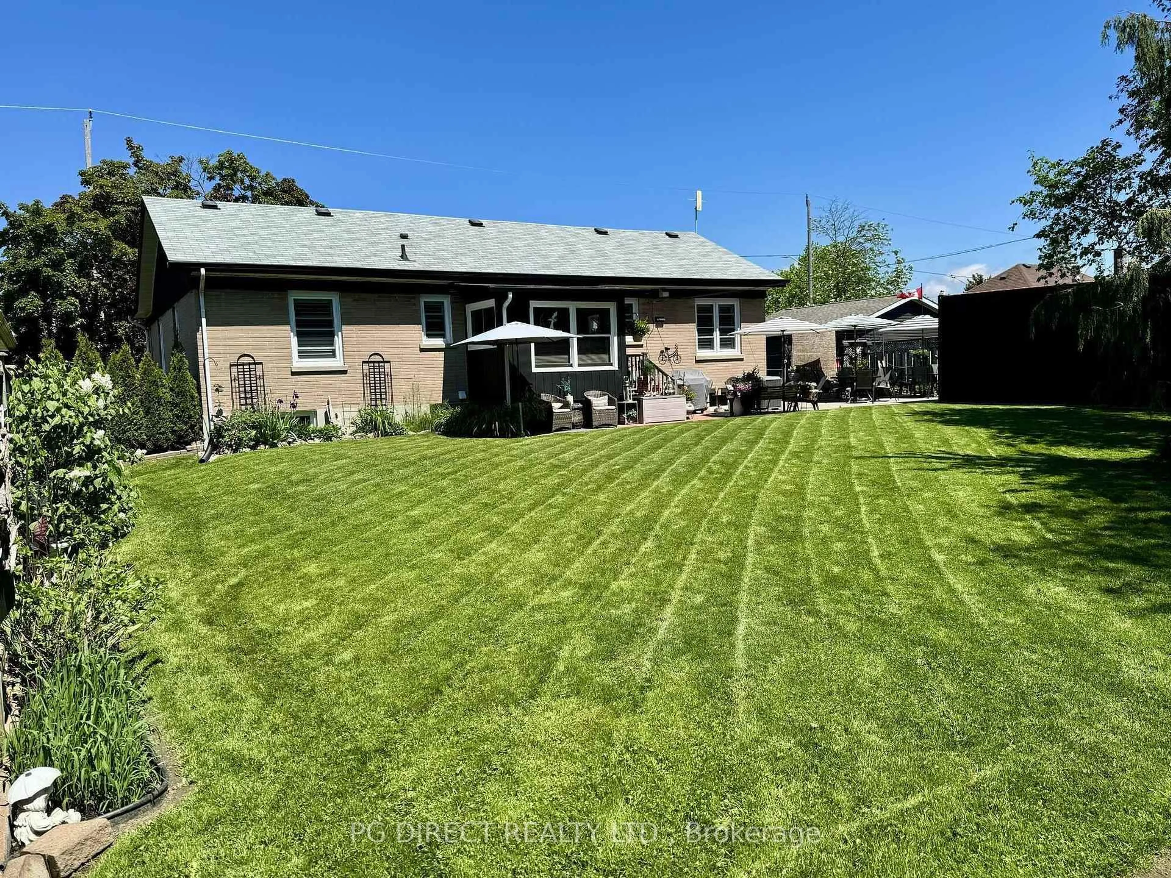A pic from outside/outdoor area/front of a property/back of a property/a pic from drone, street for 421 Ridgeway Ave, Oshawa Ontario L1J 2V8