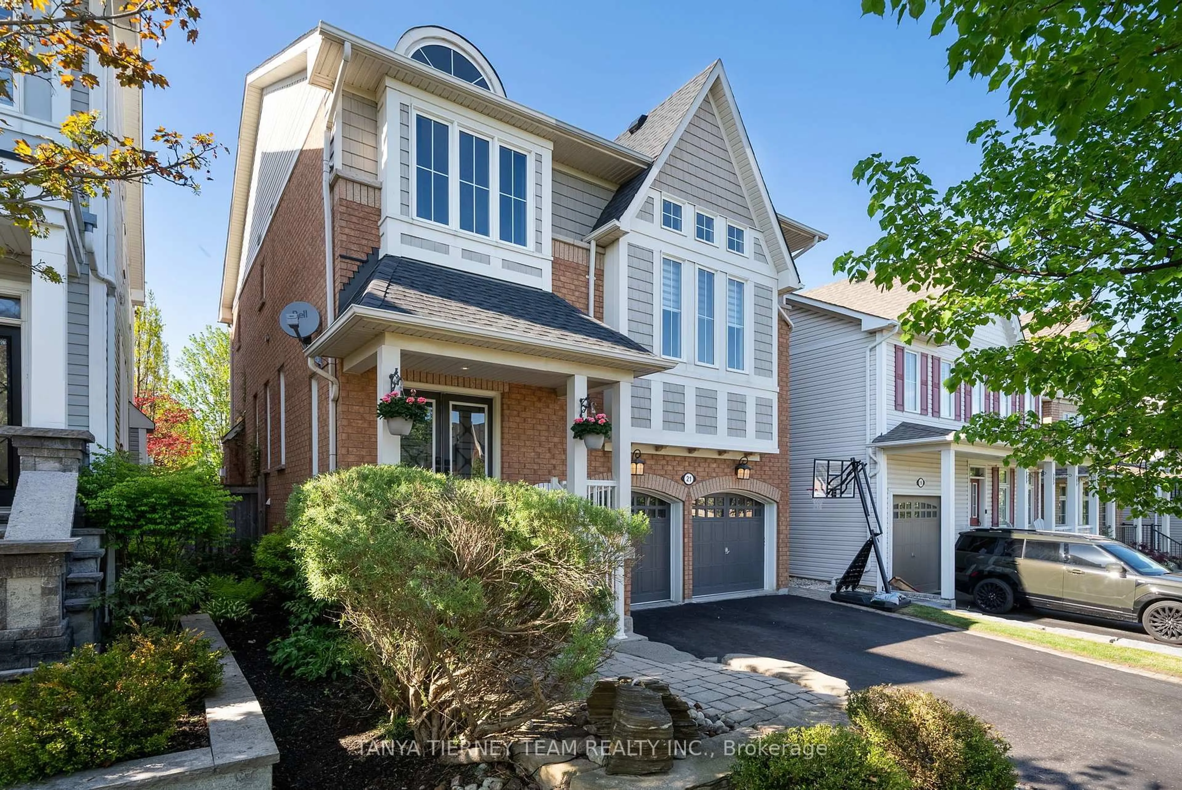 Home with brick exterior material, street for 21 Eastgate Circ, Whitby Ontario L1M 2N3