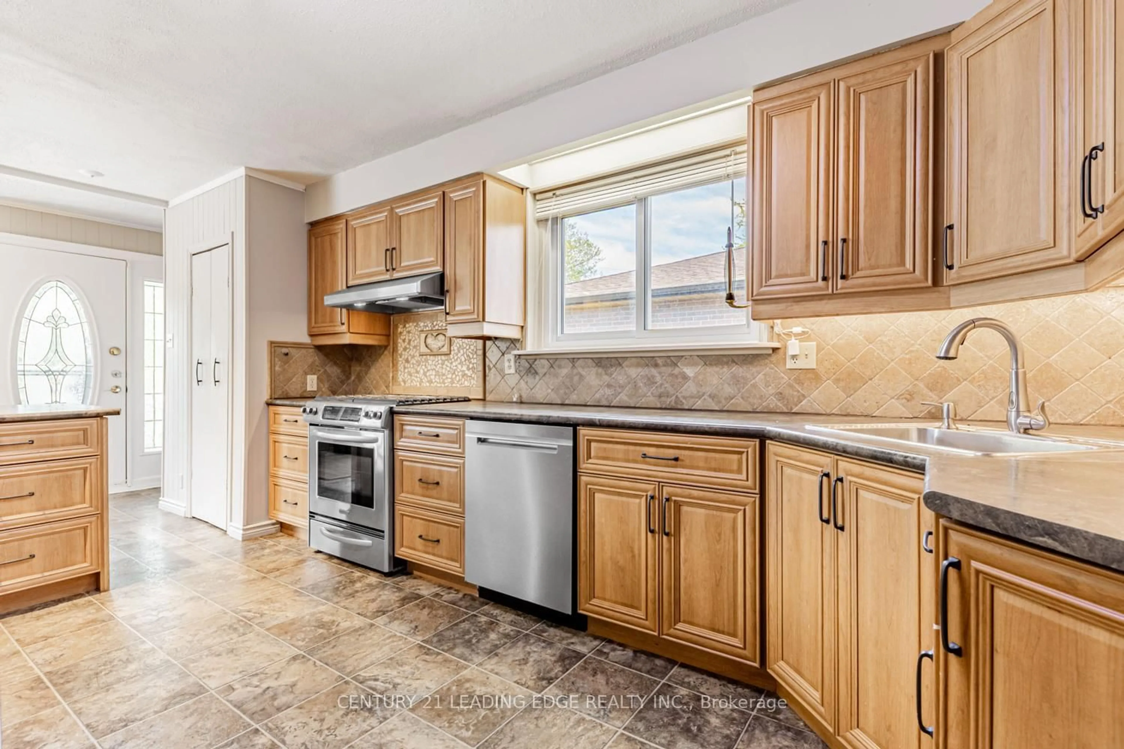 Standard kitchen, ceramic/tile floor for 818 Sanok Dr, Pickering Ontario L1W 2R2