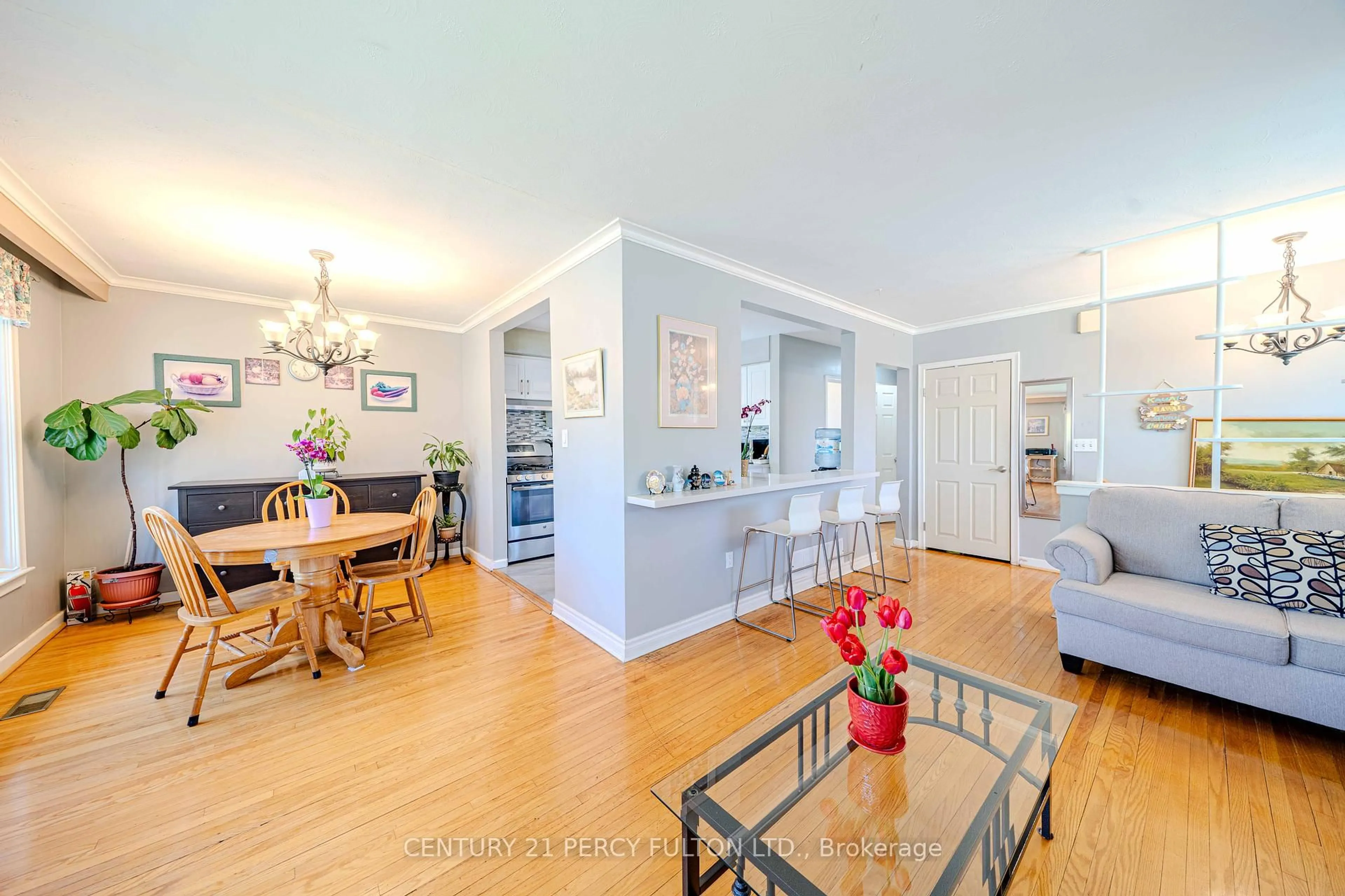 Open concept kitchen, wood/laminate floor for 98 Mossbank Dr, Toronto Ontario M1G 2C7