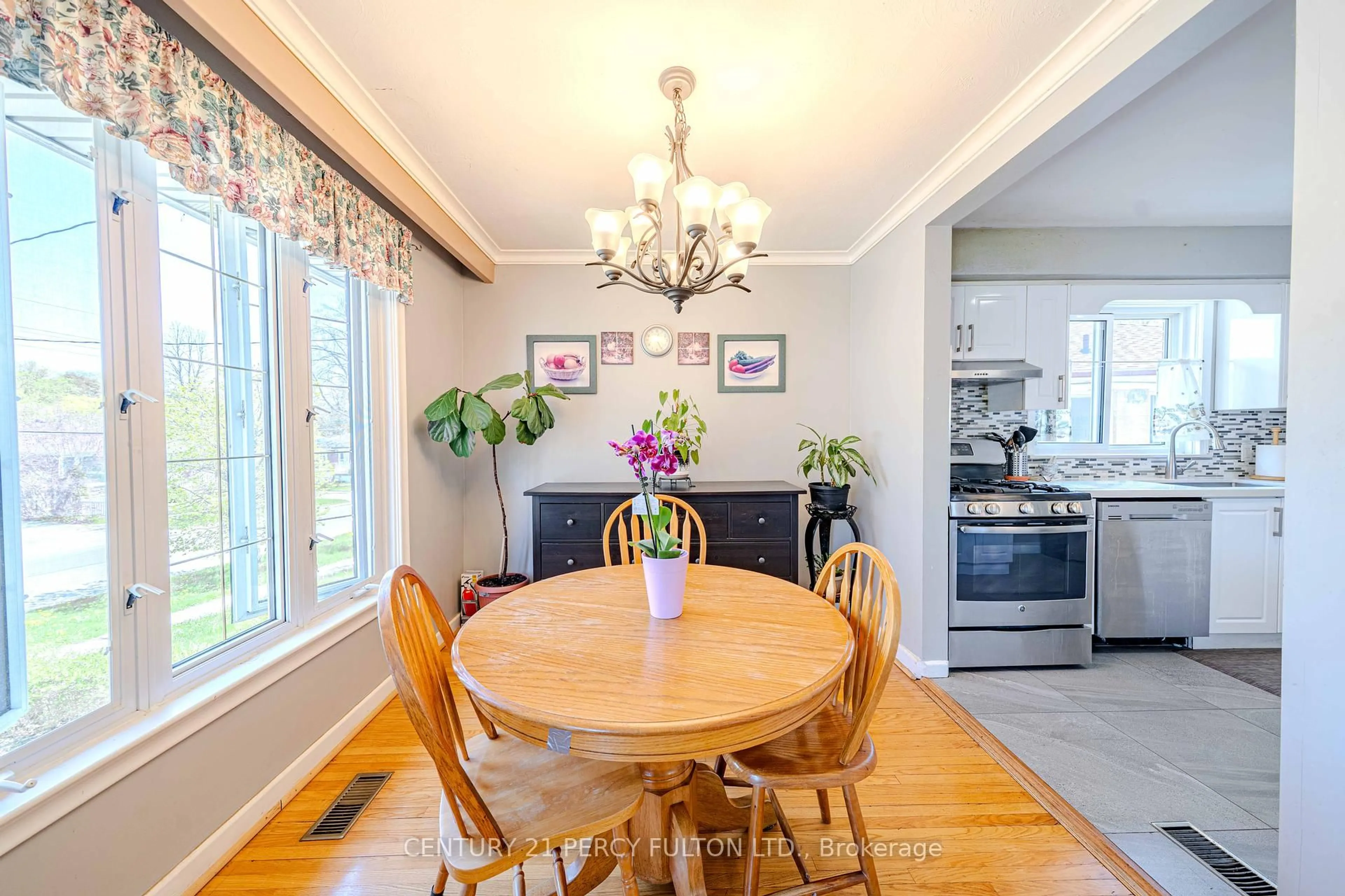 Dining room, wood/laminate floor for 98 Mossbank Dr, Toronto Ontario M1G 2C7