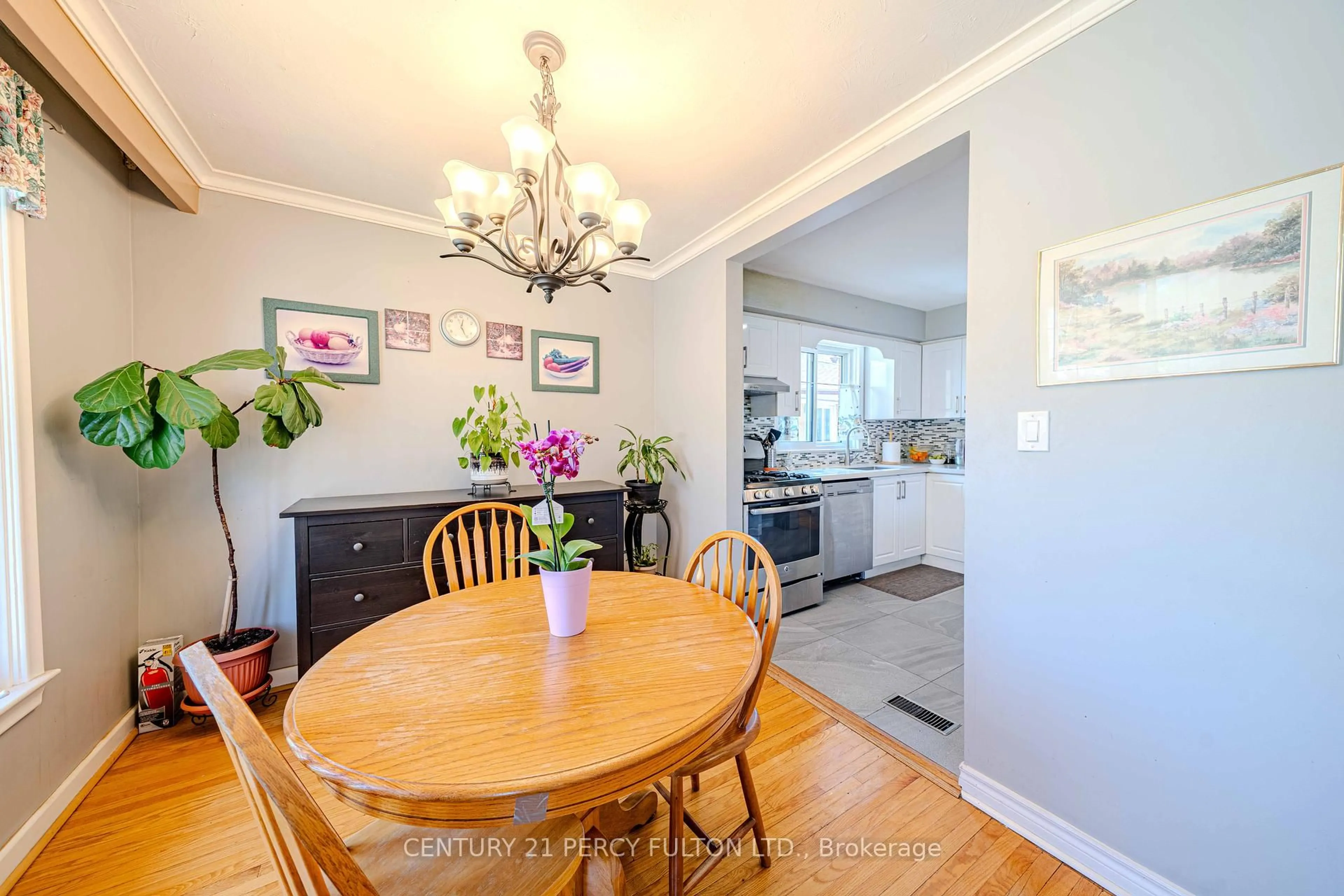 Dining room, wood/laminate floor for 98 Mossbank Dr, Toronto Ontario M1G 2C7