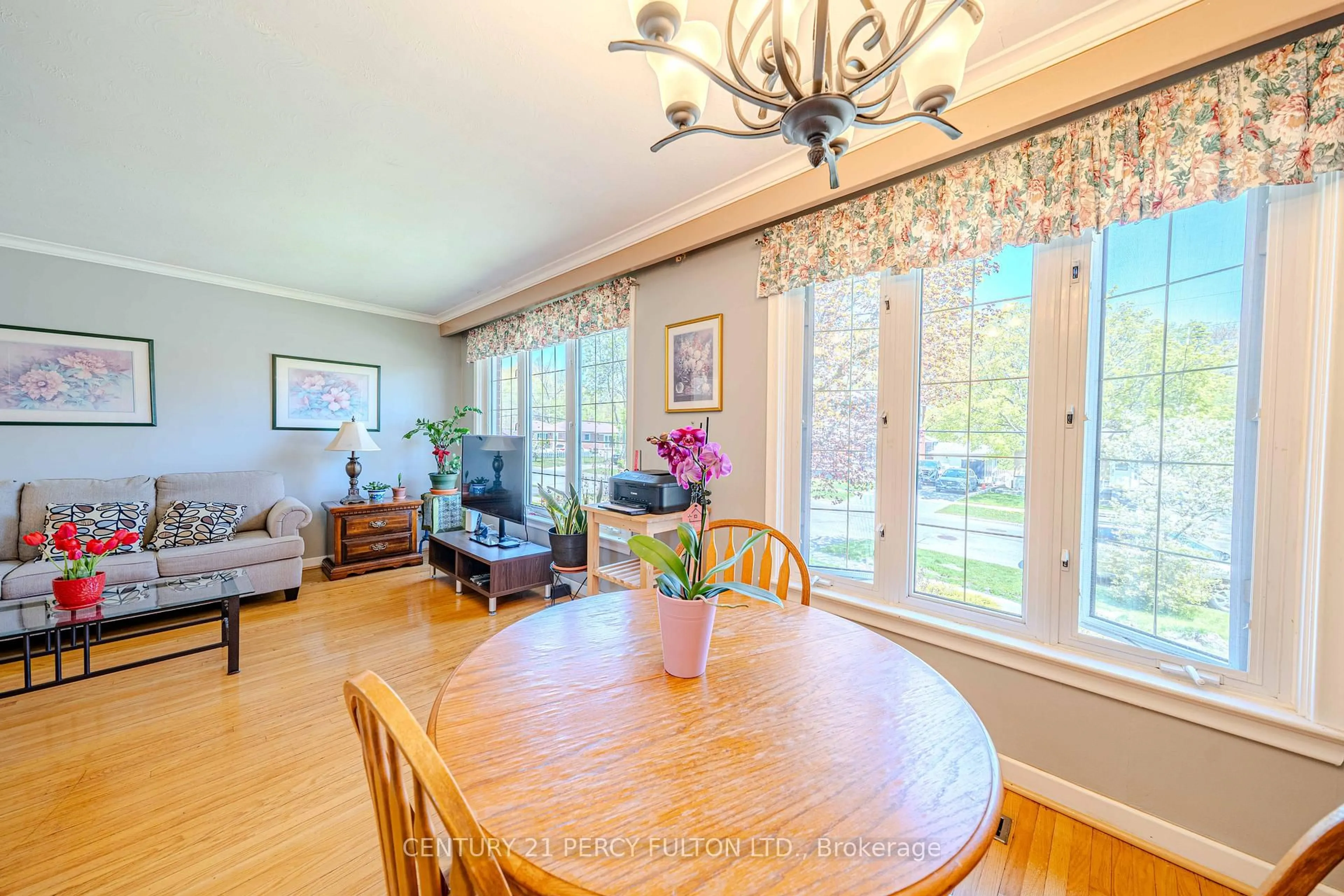 Dining room, wood/laminate floor for 98 Mossbank Dr, Toronto Ontario M1G 2C7
