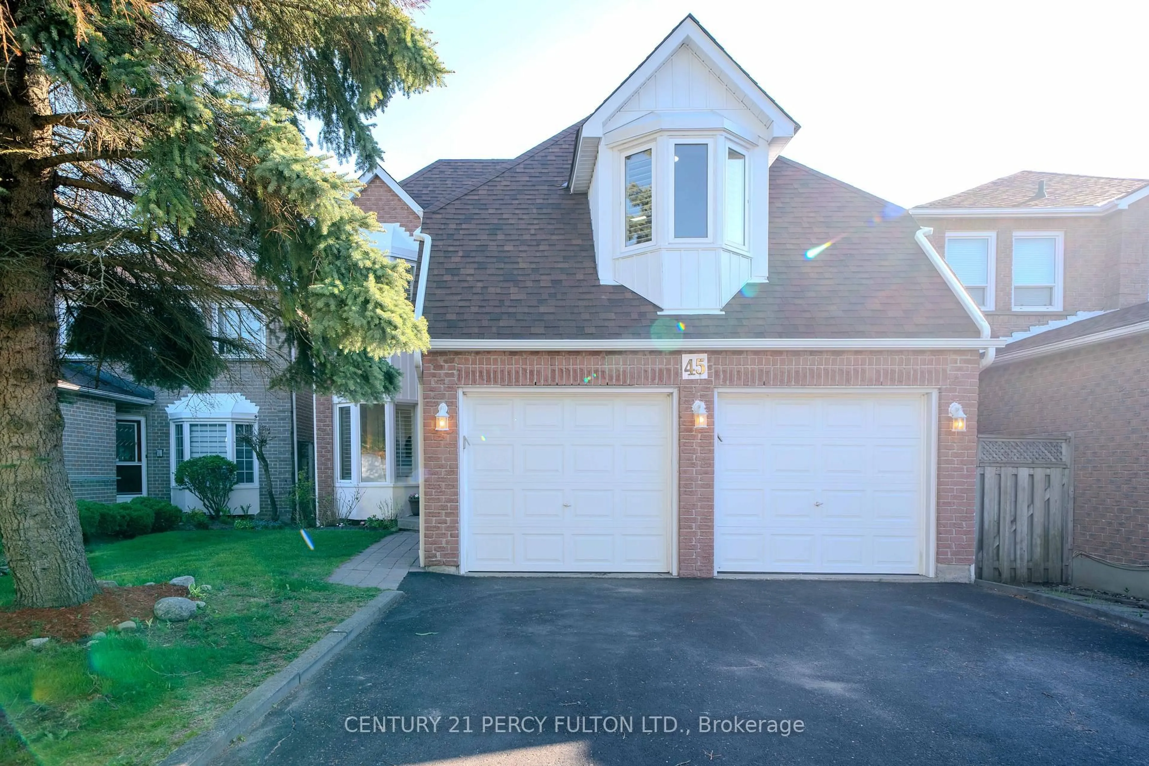 A pic from outside/outdoor area/front of a property/back of a property/a pic from drone, street for 45 Oak Knolls Cres, Toronto Ontario M1B 4V5