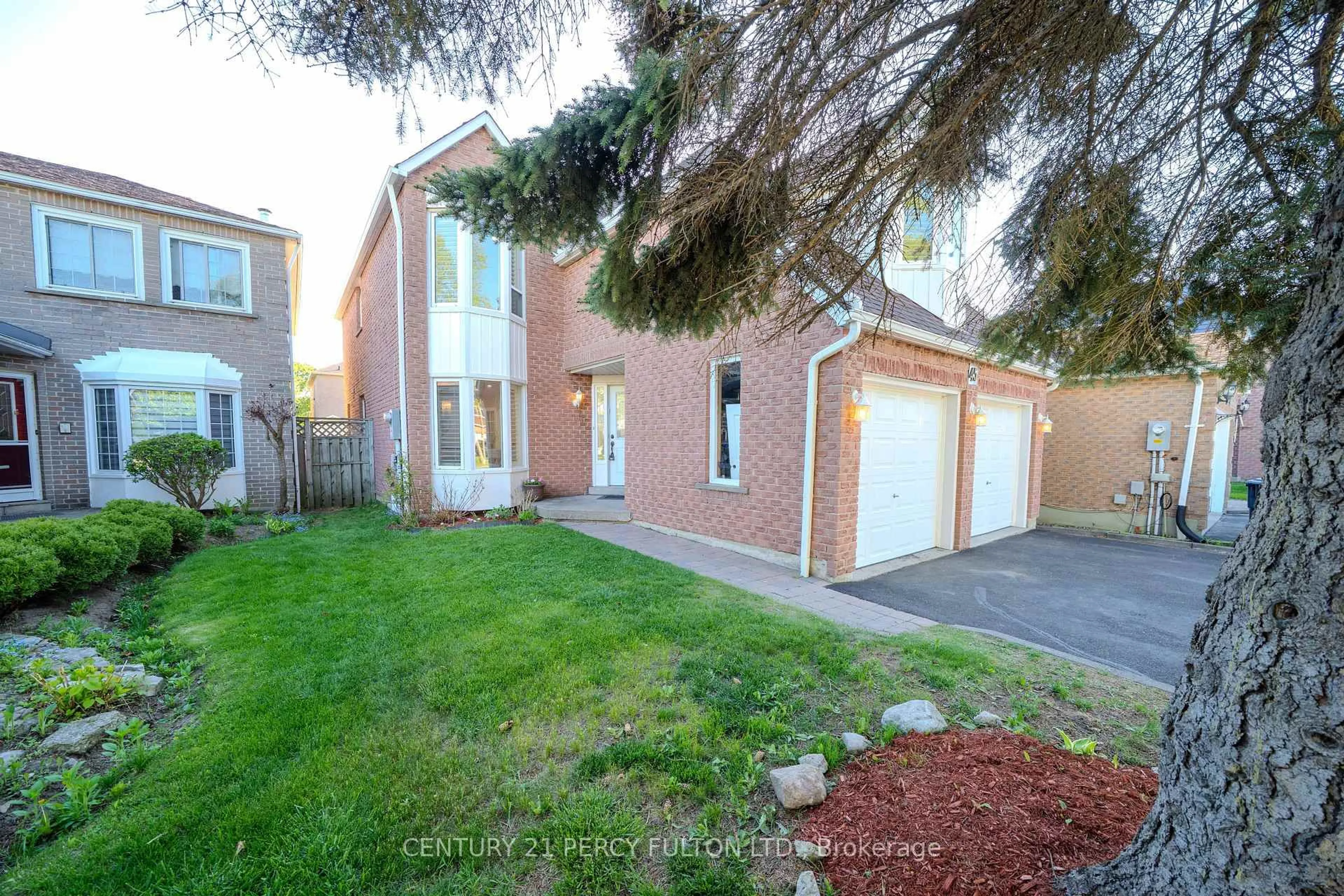 A pic from outside/outdoor area/front of a property/back of a property/a pic from drone, street for 45 Oak Knolls Cres, Toronto Ontario M1B 4V5