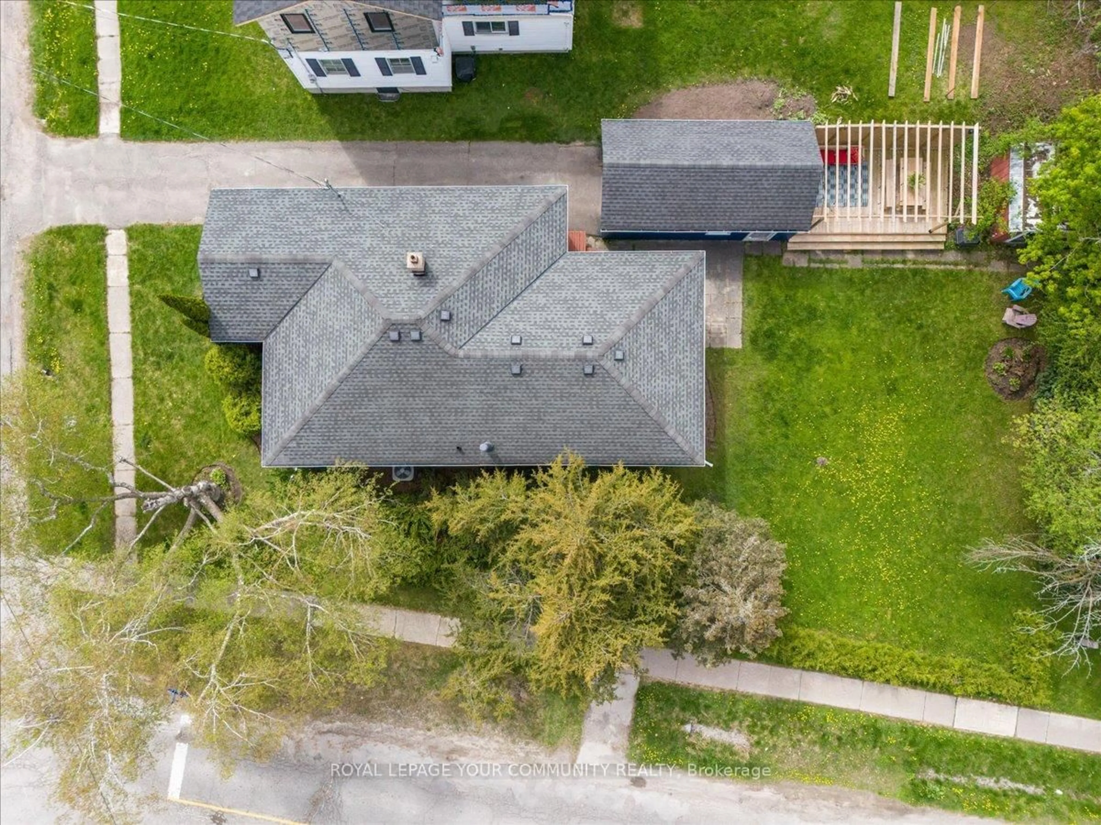 A pic from outside/outdoor area/front of a property/back of a property/a pic from drone, street for 236 John St, Scugog Ontario L9L 1B7