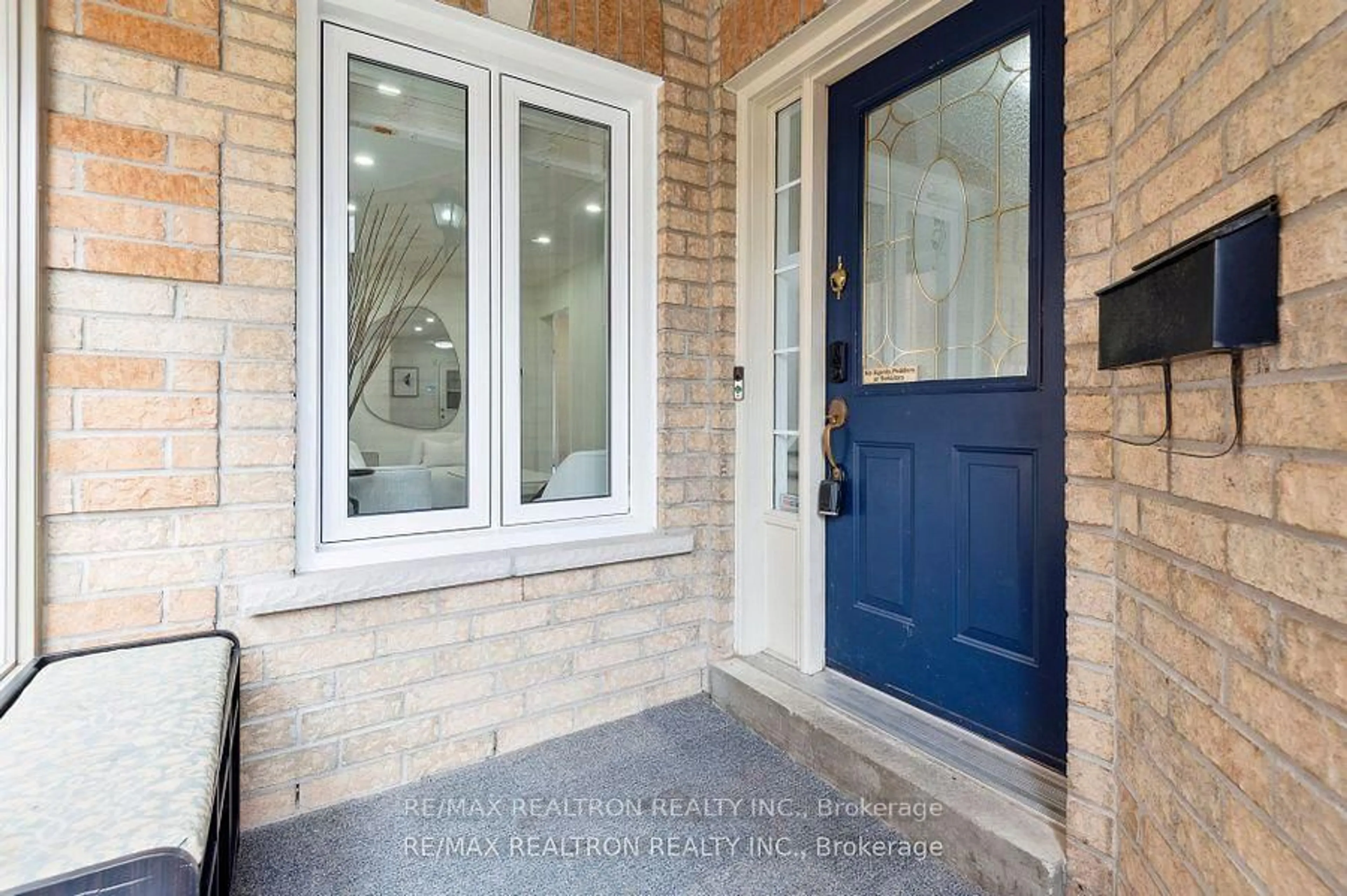 Indoor entryway for 1152 Gossamer Dr, Pickering Ontario L1X 2T8