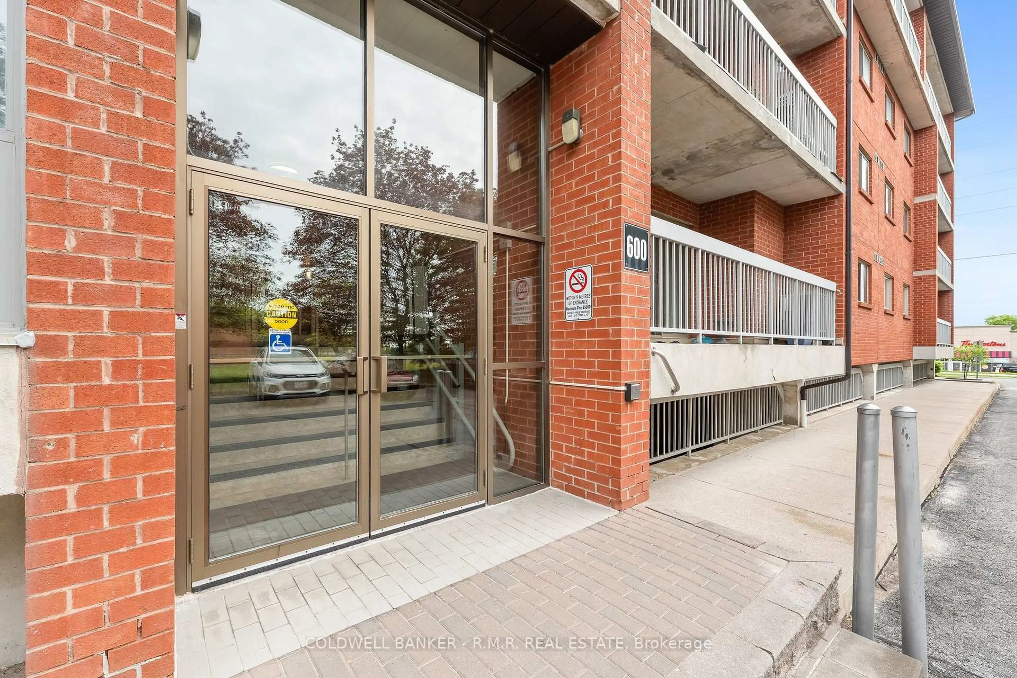 Indoor foyer for 600 Thornton Rd #PH2, Oshawa Ontario L1J 6T6