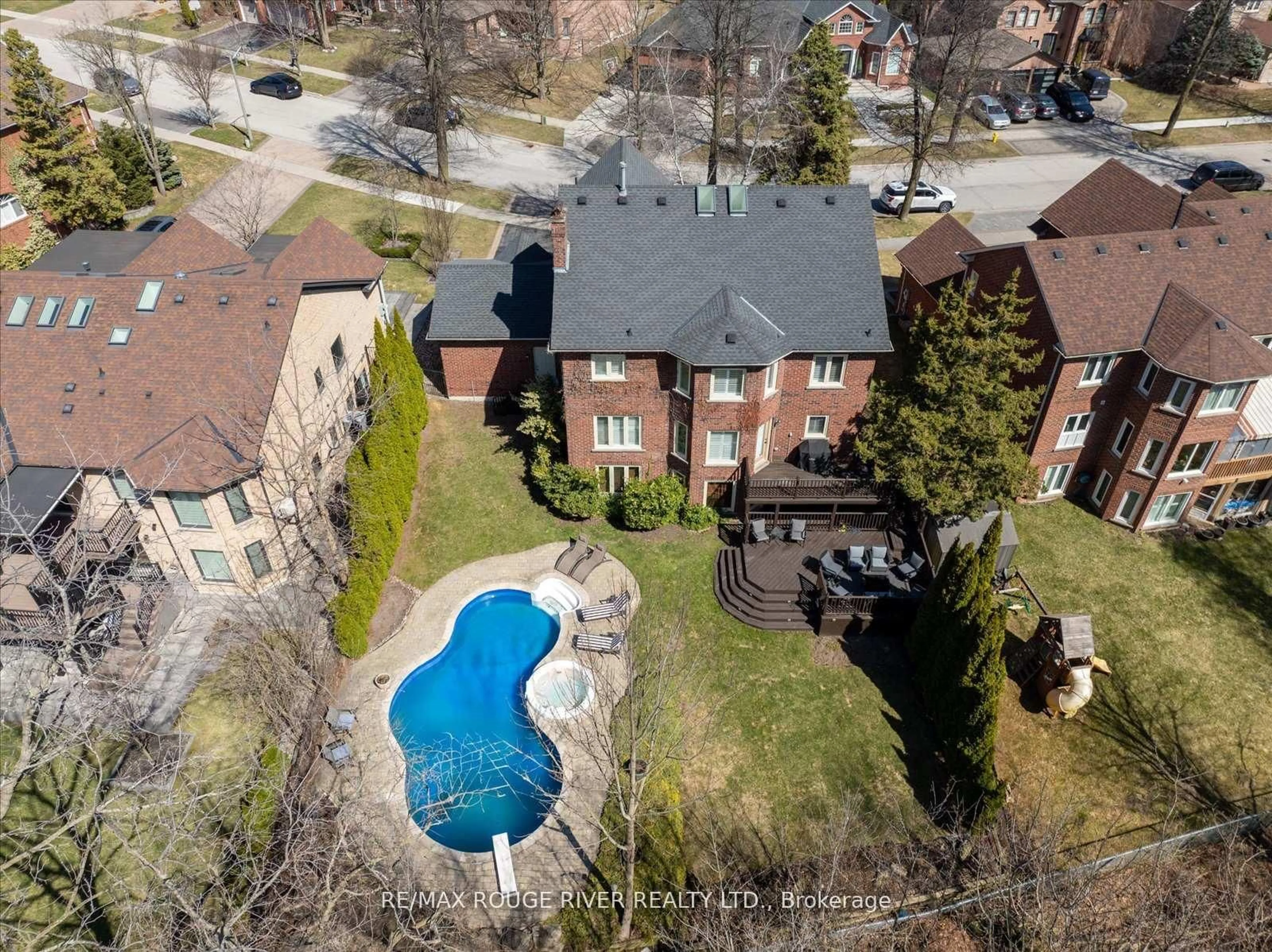 A pic from outside/outdoor area/front of a property/back of a property/a pic from drone, street for 885 Baylawn Dr, Pickering Ontario L1X 2N7