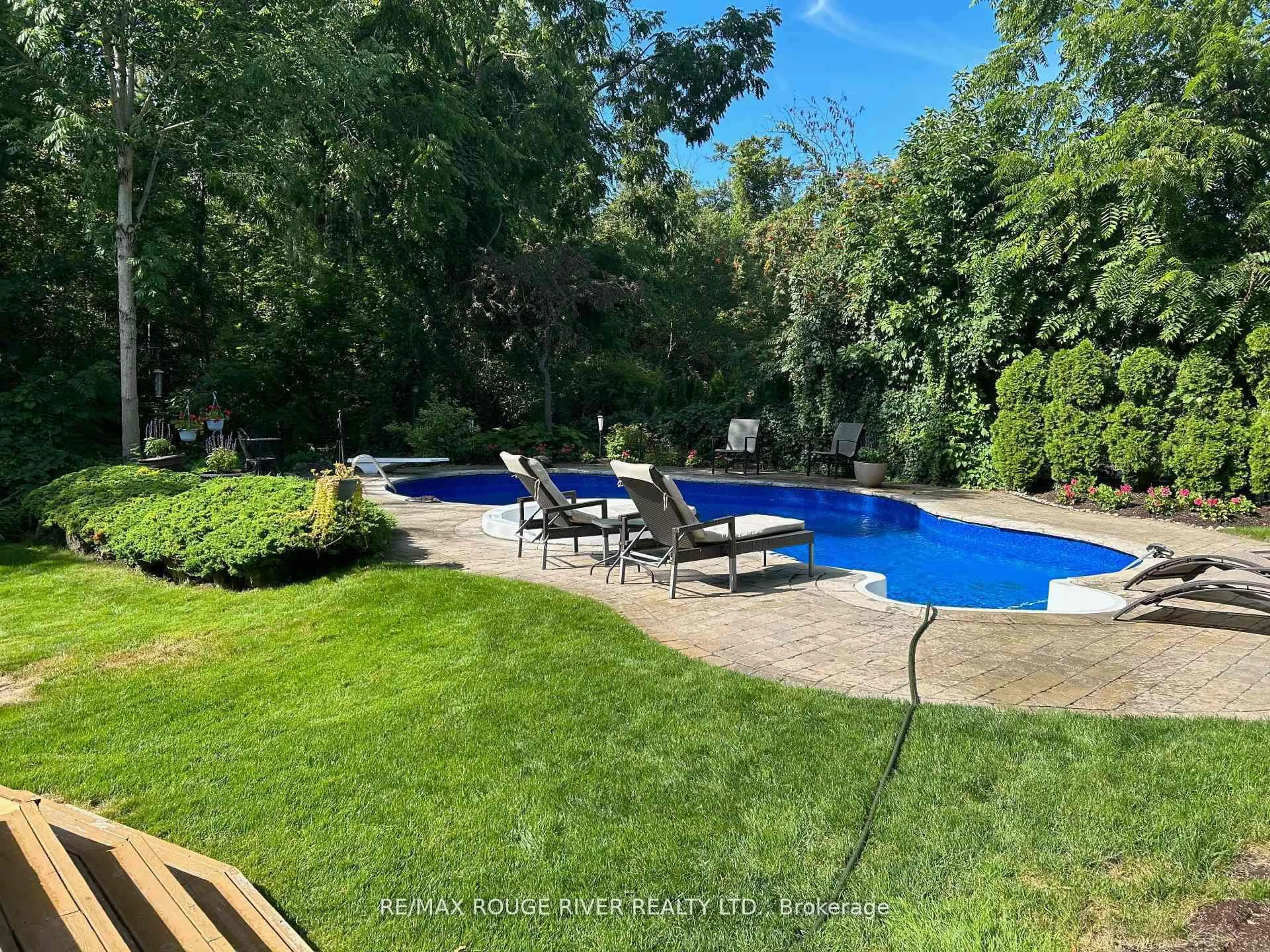 A pic from outside/outdoor area/front of a property/back of a property/a pic from drone, water/lake/river/ocean view for 885 Baylawn Dr, Pickering Ontario L1X 2N7