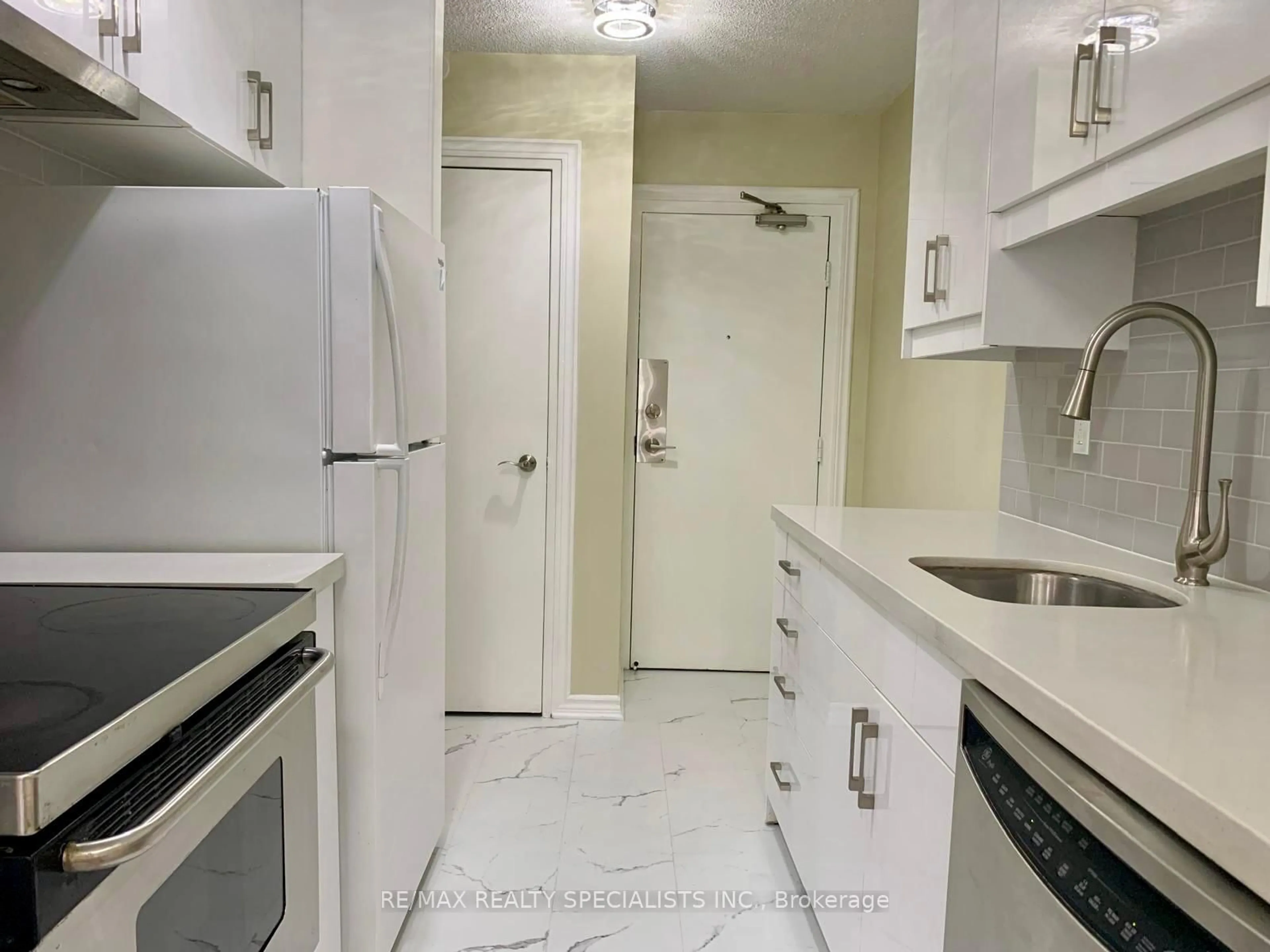 Standard kitchen, ceramic/tile floor for 1950 Kennedy Rd #108, Toronto Ontario M1P 4S9