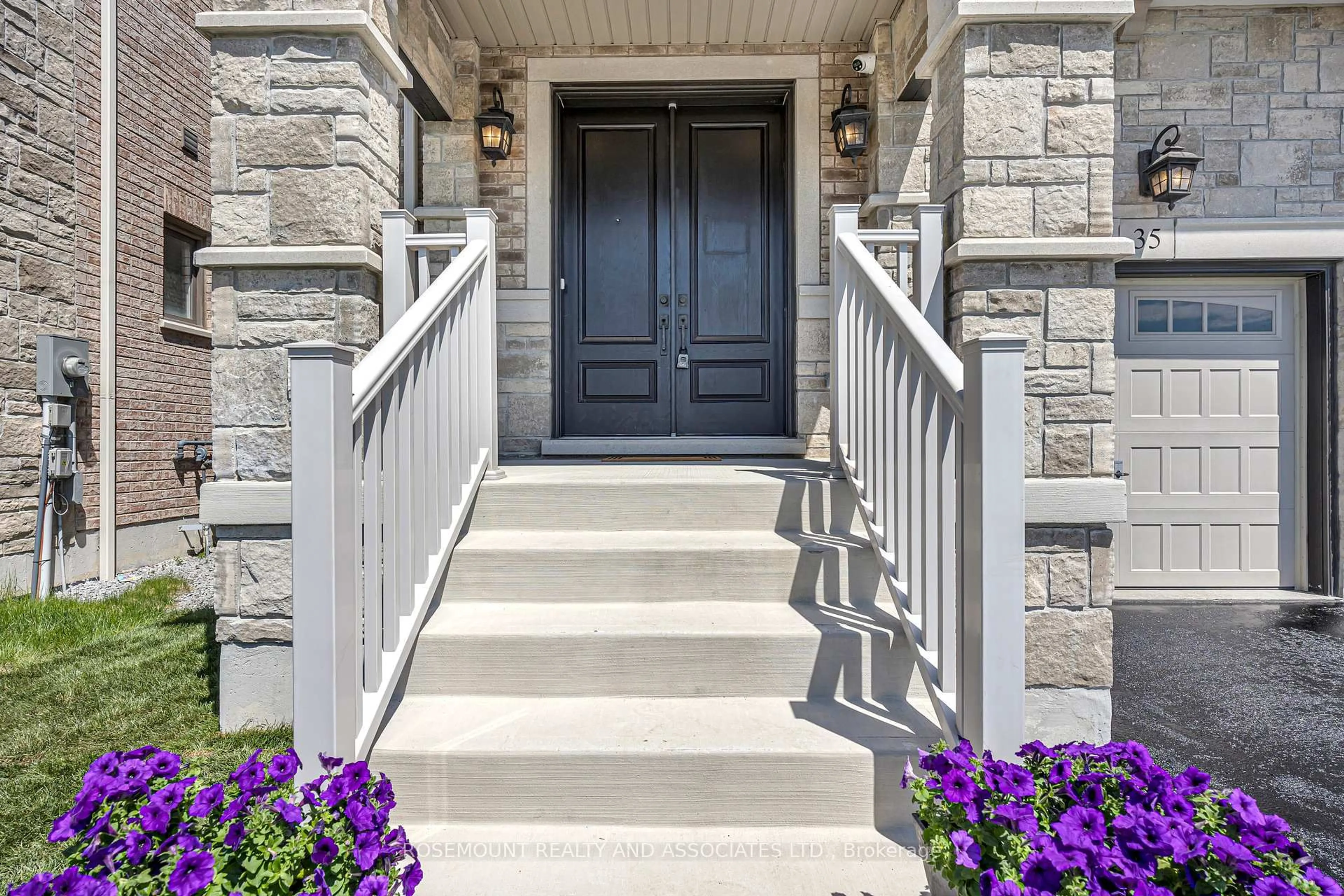 Indoor entryway for 35 Souter Dr, Whitby Ontario L1P 0J6