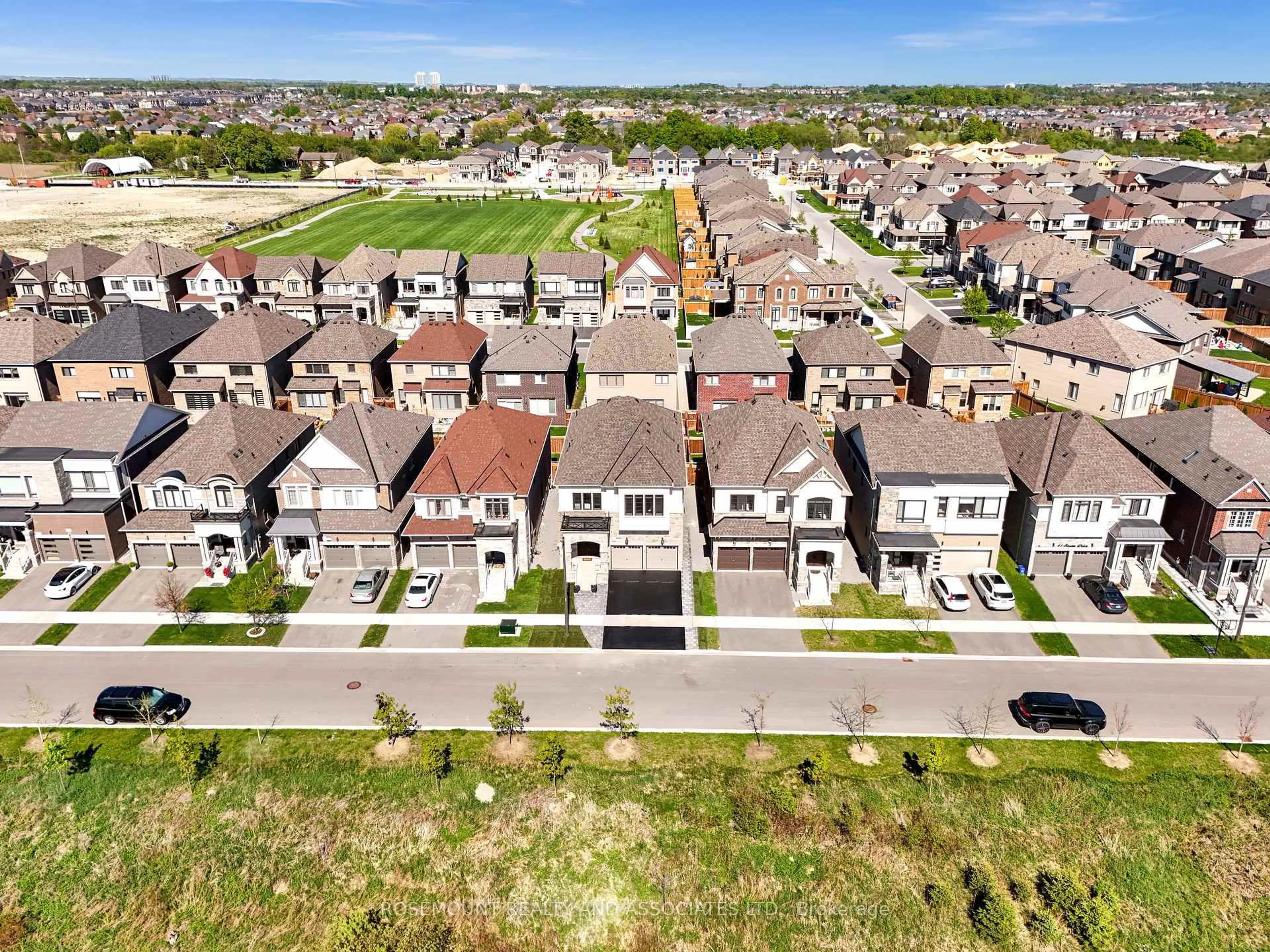 A pic from outside/outdoor area/front of a property/back of a property/a pic from drone, street for 35 Souter Dr, Whitby Ontario L1P 0J6