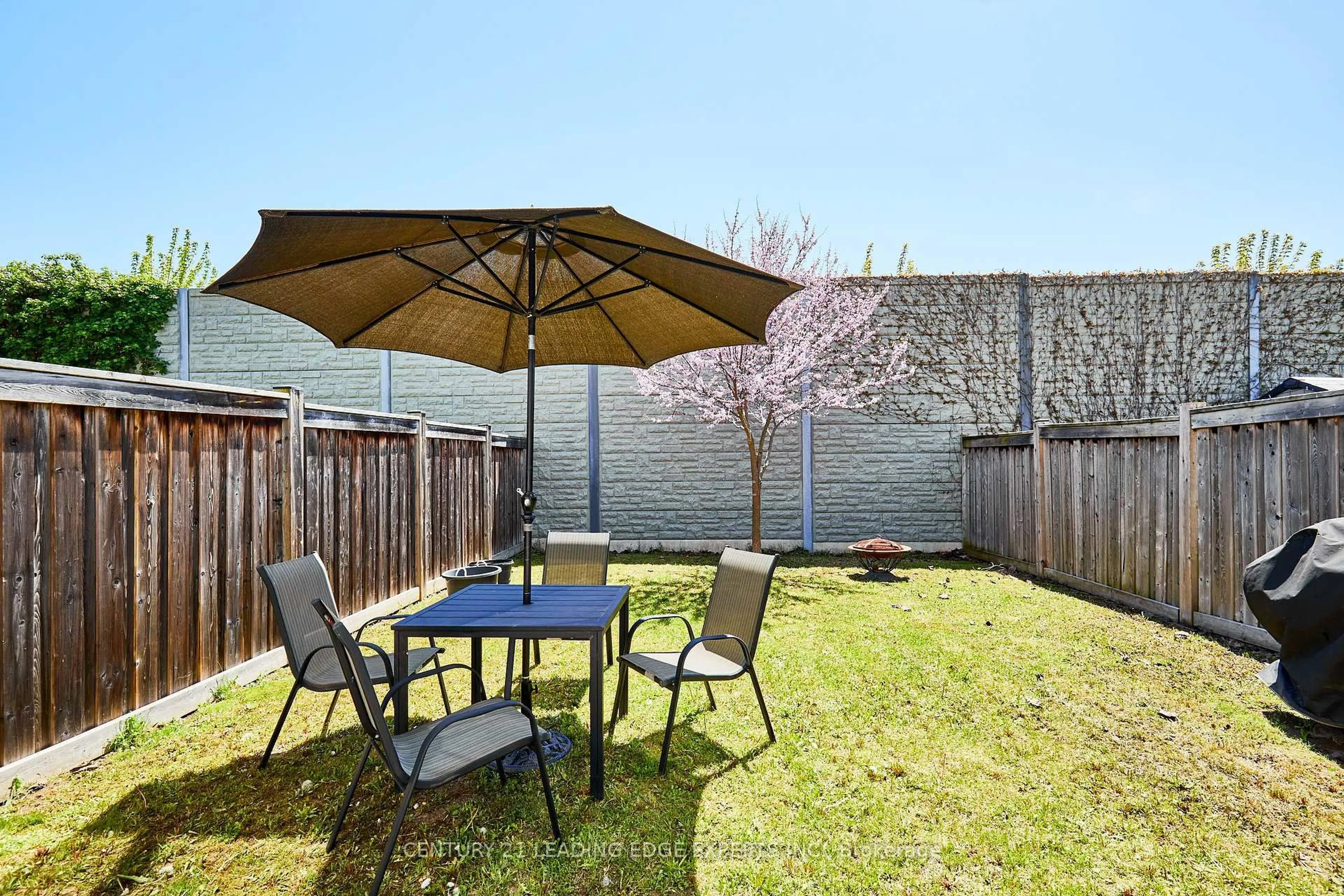 Patio, street for 43 Seven Oaks St, Whitby Ontario L1R 0C2